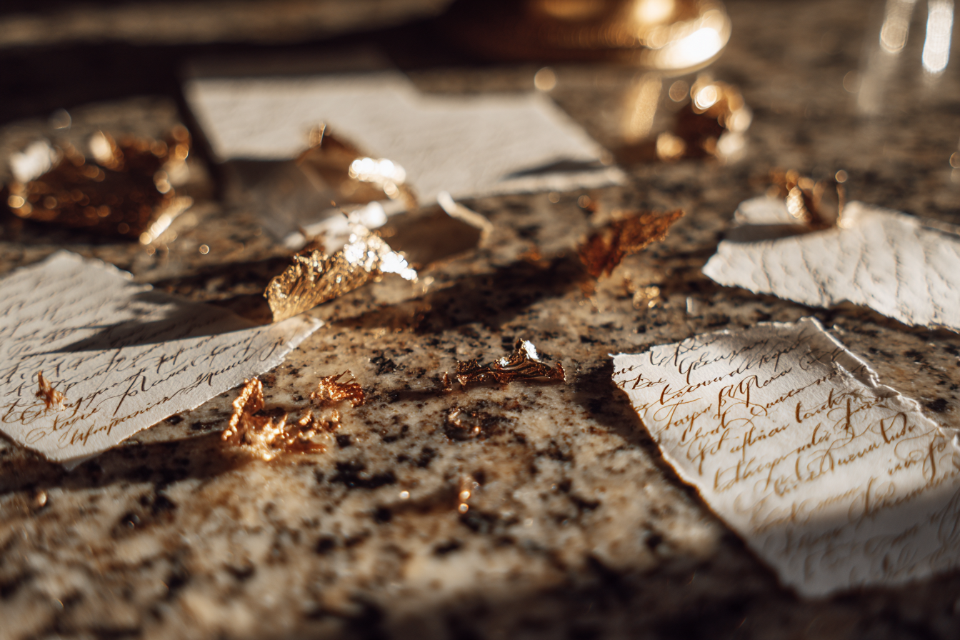 Morceaux de papier déchiquetés | Source : Midjourney