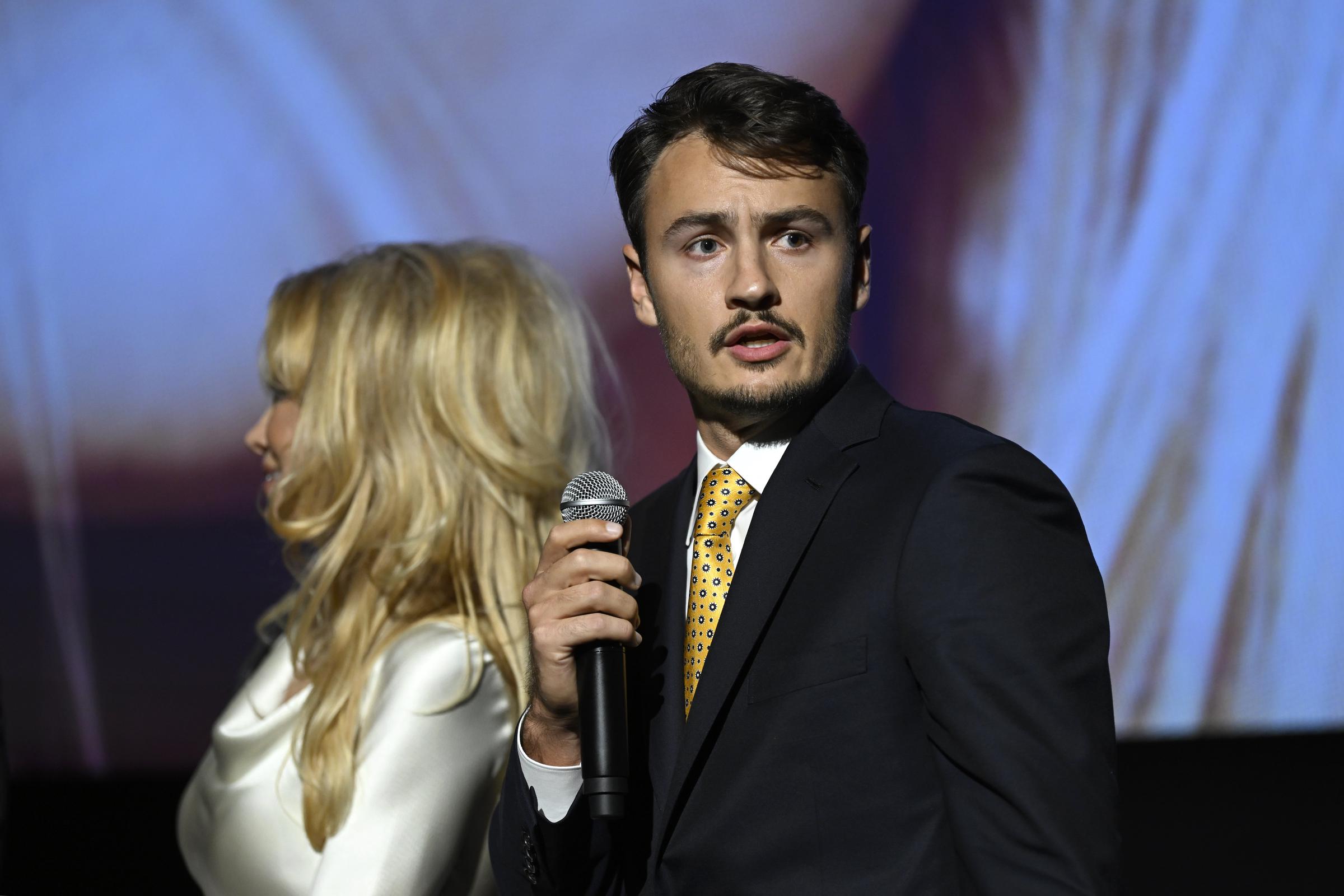 Brandon Thomas Lee parle aux côtés de sa mère Pamela Anderson lors de la projection spéciale "Pamela, A Love Story" à New York le 1er février 2023 | Source : Getty Images