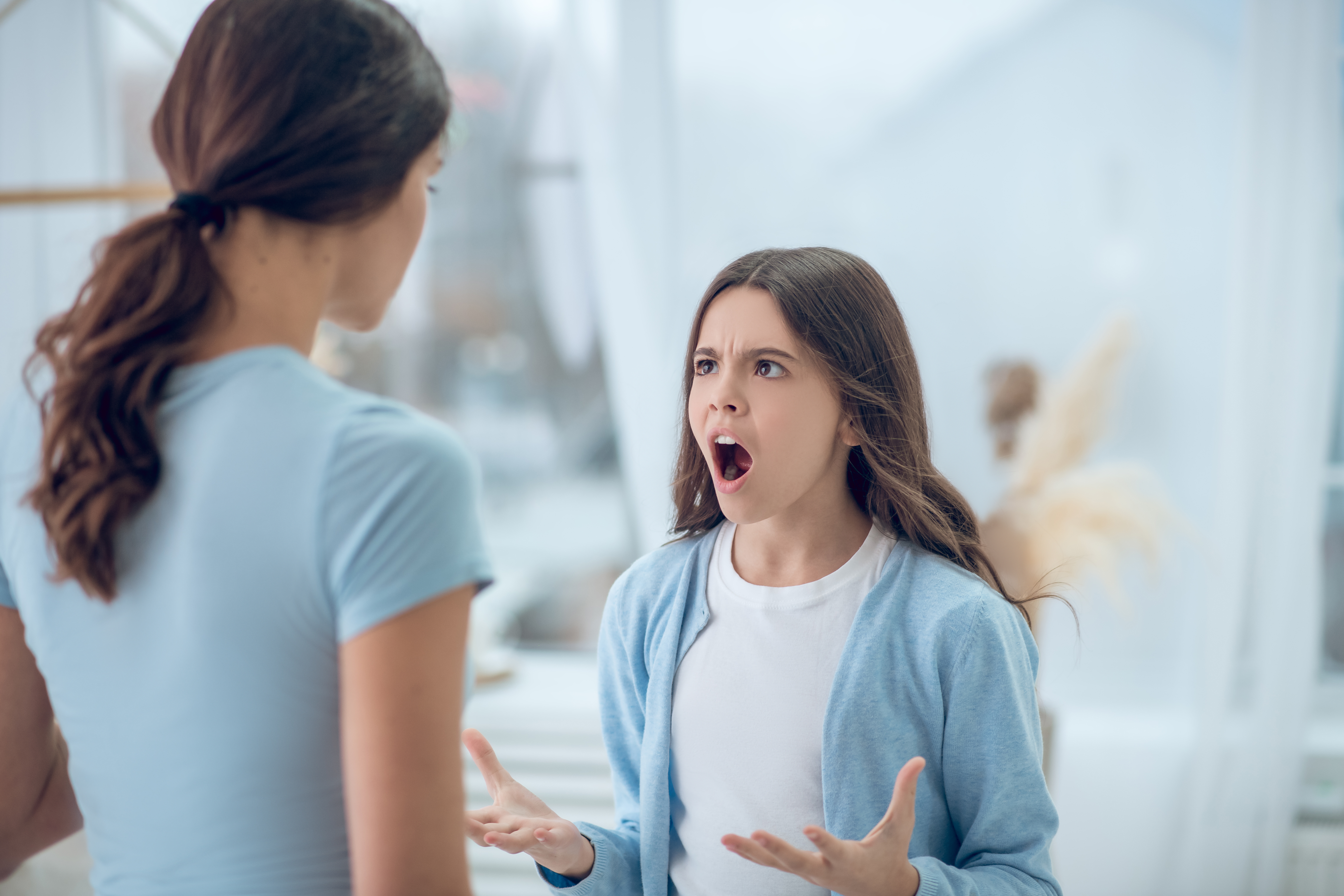 Une jeune fille en colère qui crie après sa mère | Source : Shutterstock