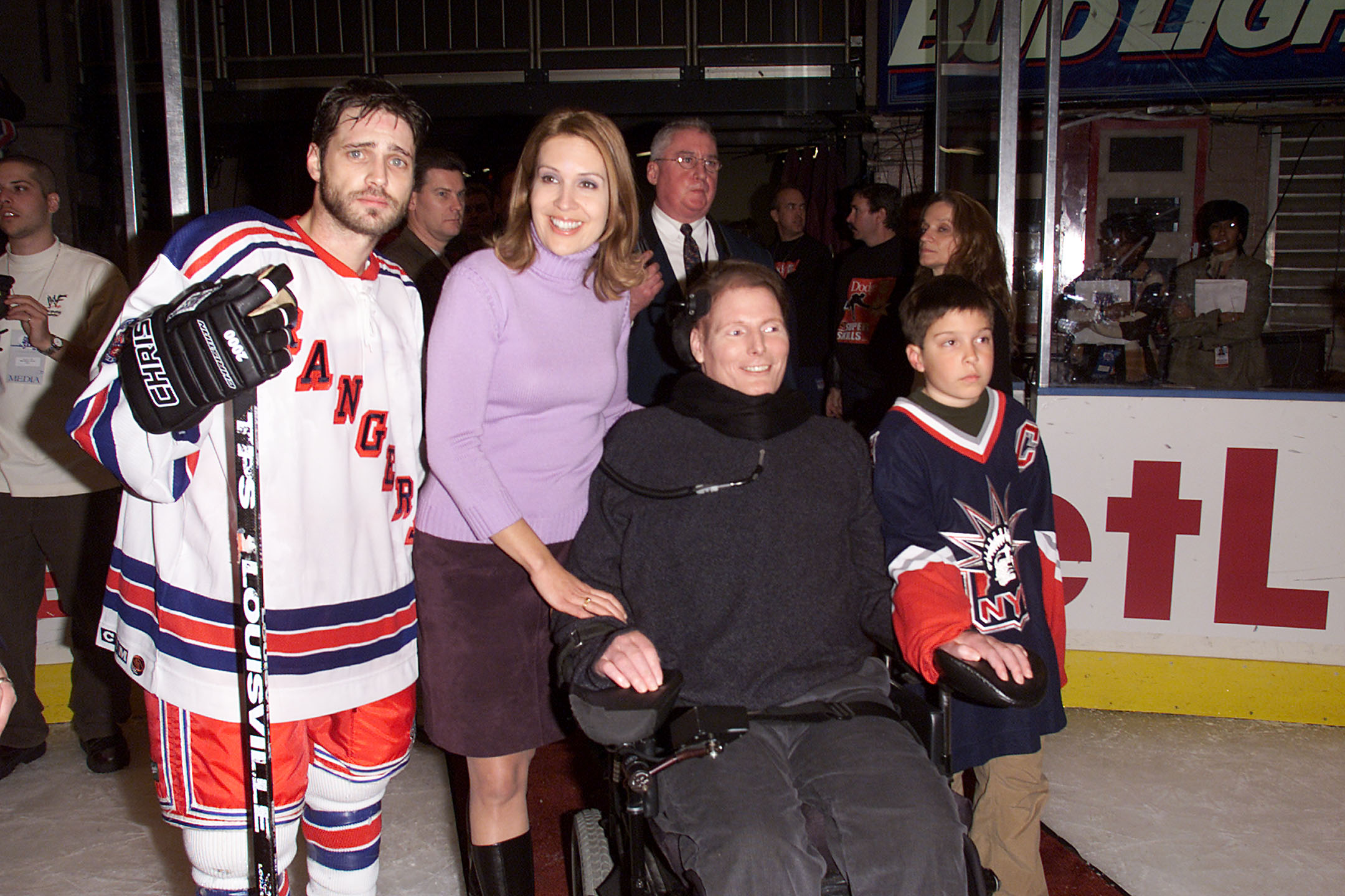 Jason Priestley avec Dana, Christopher et Will Reeve lors de l'événement de hockey caritatif Superskate 2001 le 7 janvier 2001 à New York : Getty Images