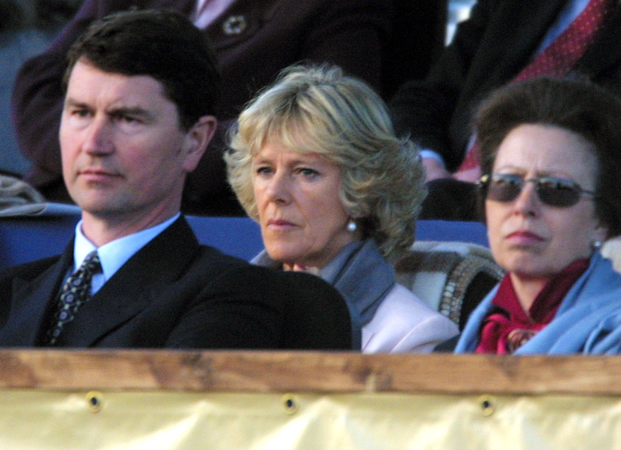 La princesse Anne, Sir Timothy Laurence et la reine consort à Londres en 2002 | Source : Getty Images