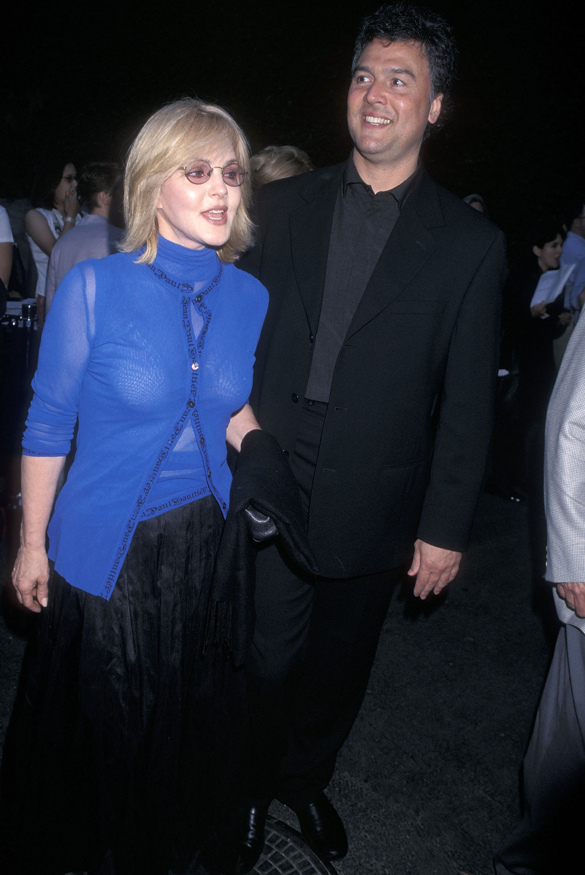 Priscilla Presley et Marco Garibaldi lors du premier hommage annuel du Hollywood Bowl Hall of Fame à John Williams et Garth Brooks en Californie, le 23 juin 2000. | Source : Getty Images