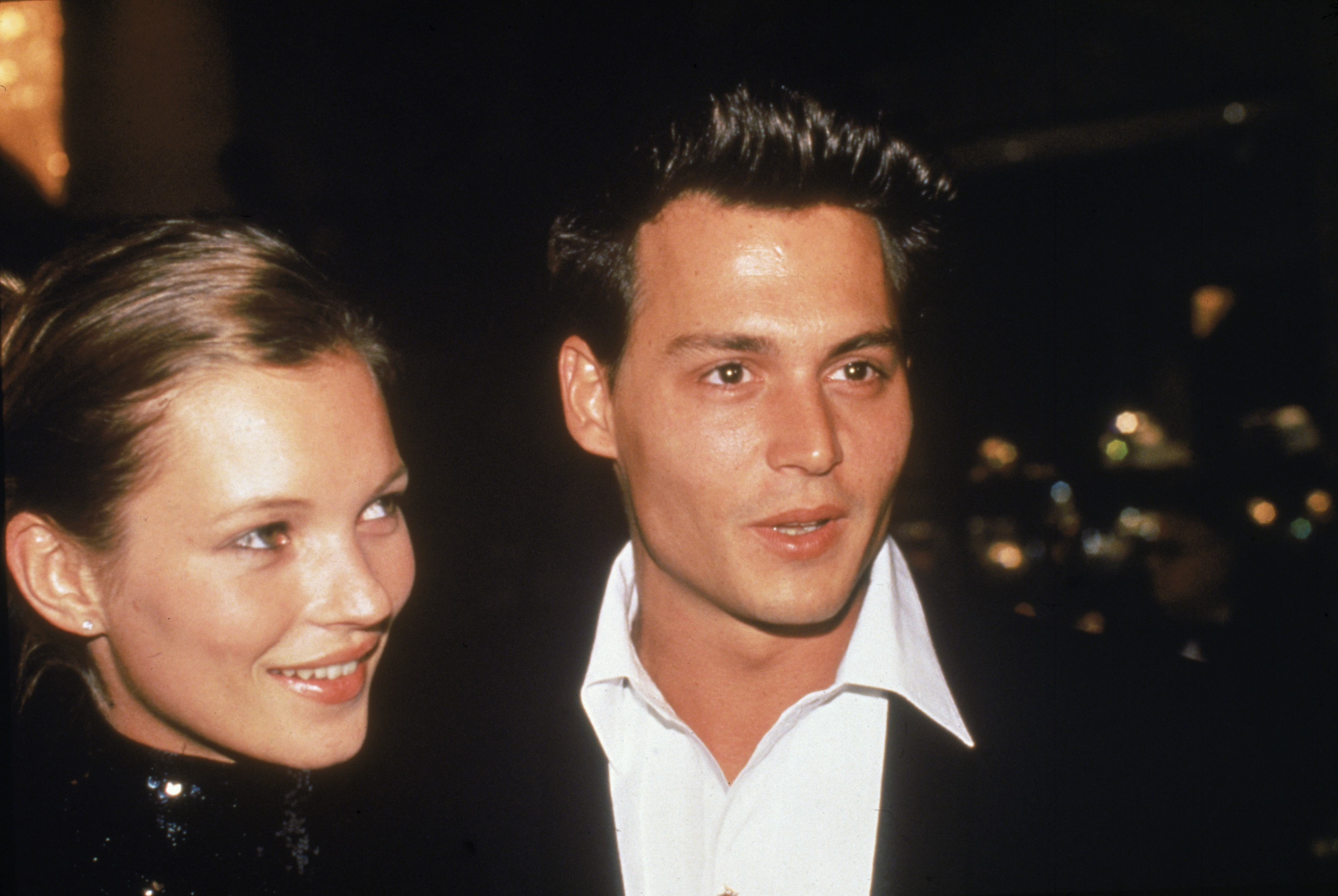 Kate Moss et Johnny Depp lors de la 52e édition des Golden Globe Awards à Beverly Hills, Californie, le 21 janvier 1995 | Source : Getty Images