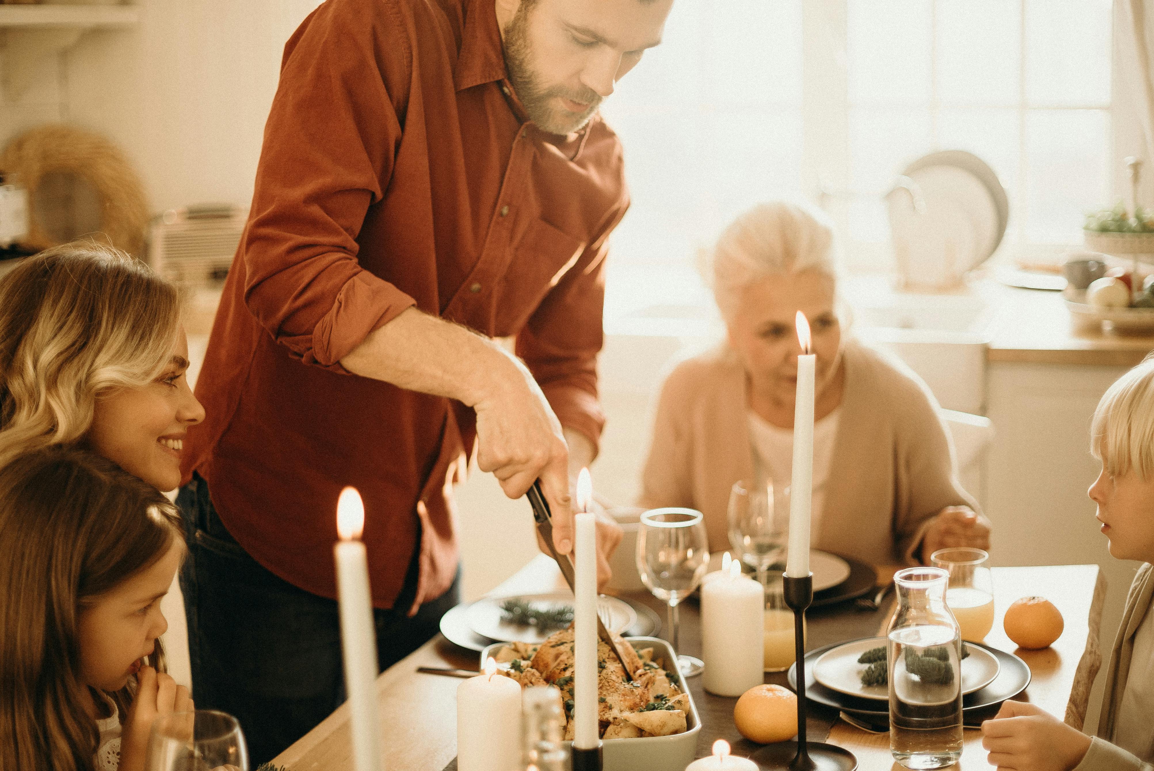 Un dîner en famille | Source : Pexels