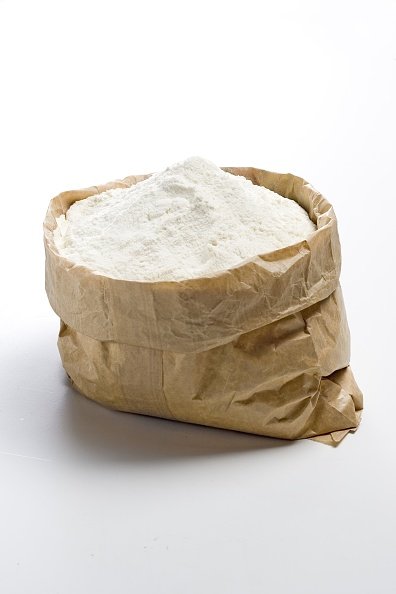 Farine dans un sachet en papier kraft détouré. |Photo : Getty Images