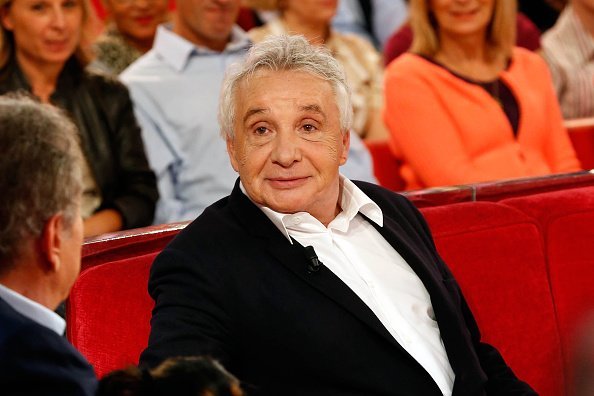  Michel Sardou assiste au spectacle "Vivement Dimanche Prochain" au Pavillon Gabriel à Paris, France. | Photo : Getty Images