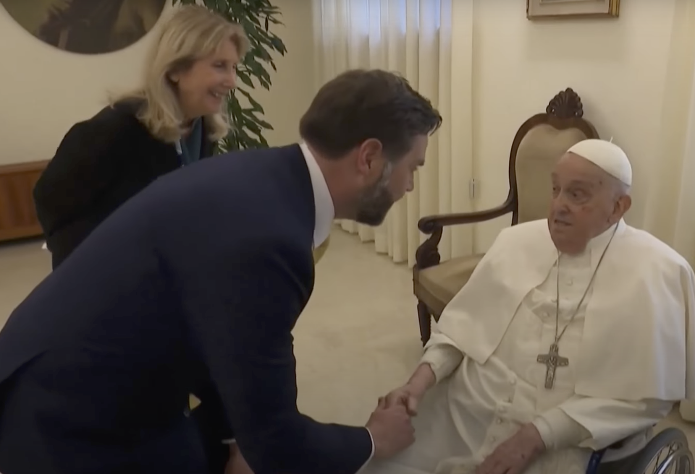 Une capture d'écran de JD Vance et du pape François se saluant, tirée d'une vidéo datée du 20 avril 2025. | Source : YouTube/AFP News Agency