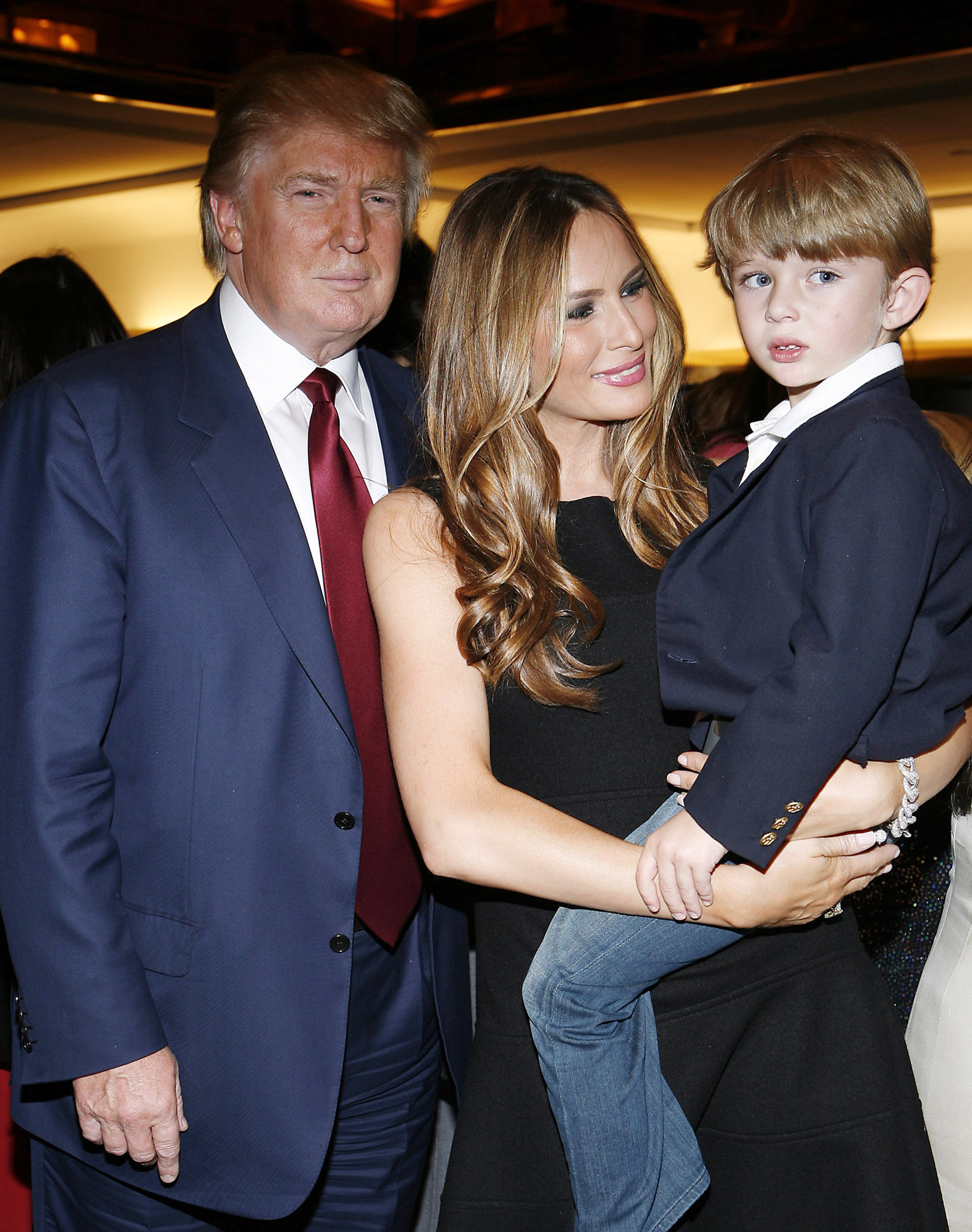 Donald, Melania et Barron Trump lors du lancement du livre "The Trump Card : Playing to Win in Work and Life ", le 14 octobre 2009 à New York. | Source : Getty Images