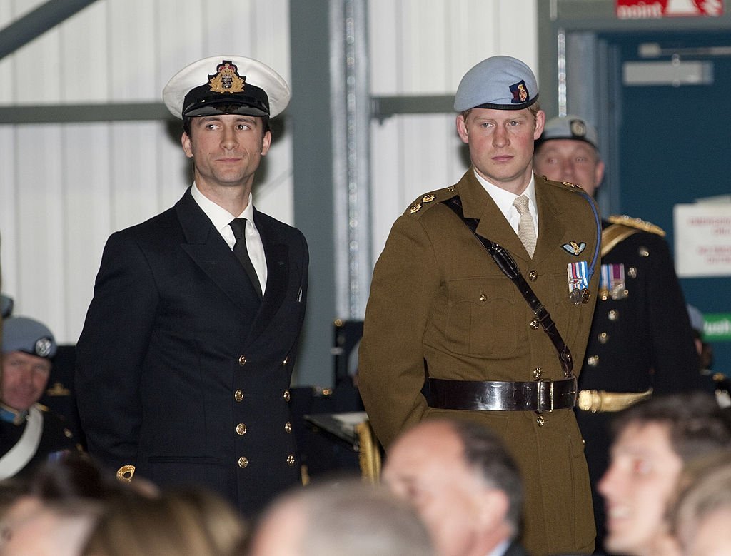 Le prince de Galles, colonel en chef, présente des insignes de vol aux élèves, dont le prince Harry, qui ont réussi la phase d'entraînement opérationnel. | Source : Getty Images