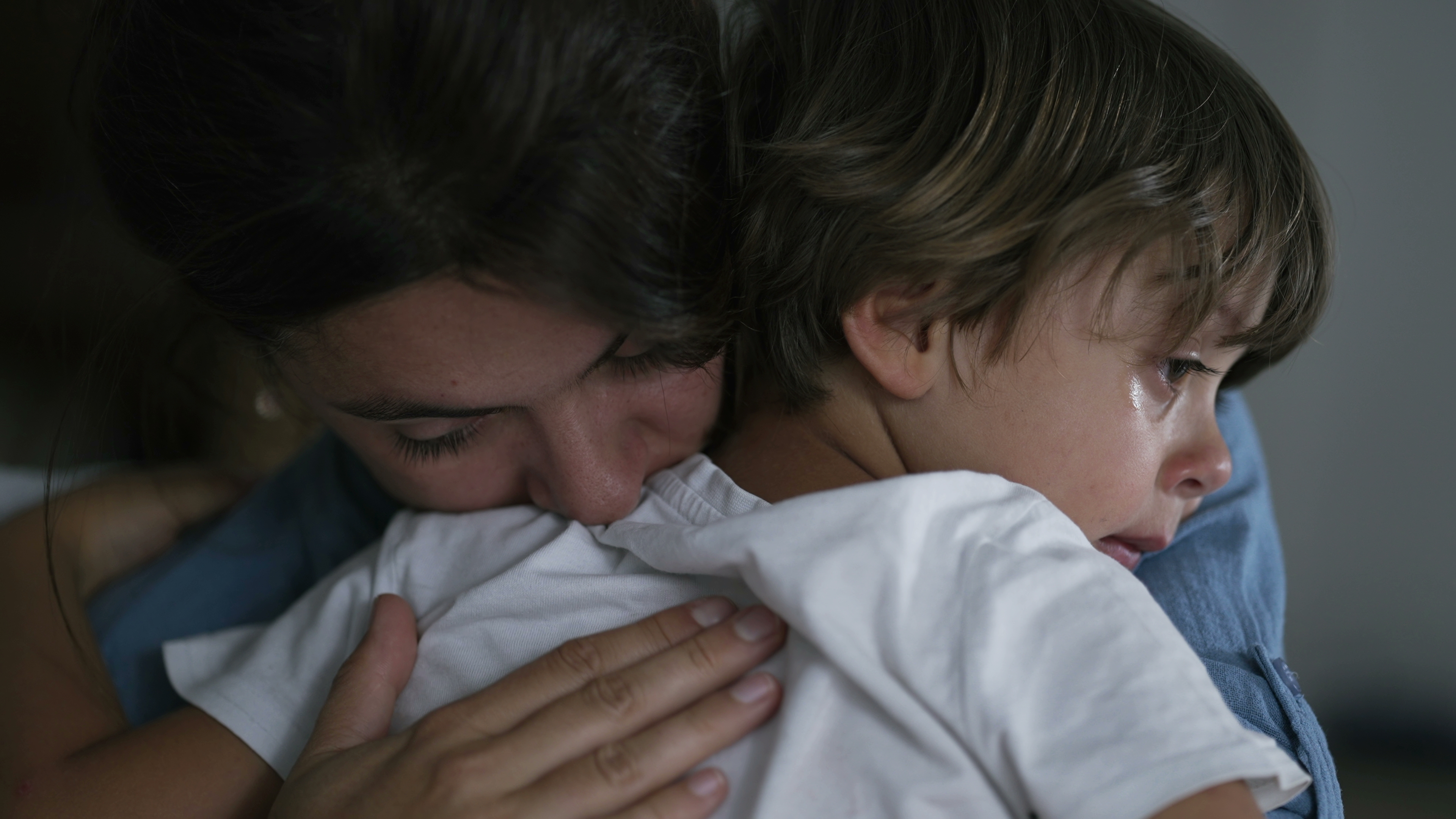 Una madre abraza a su hijo llorando | Fuente: Shutterstock.com