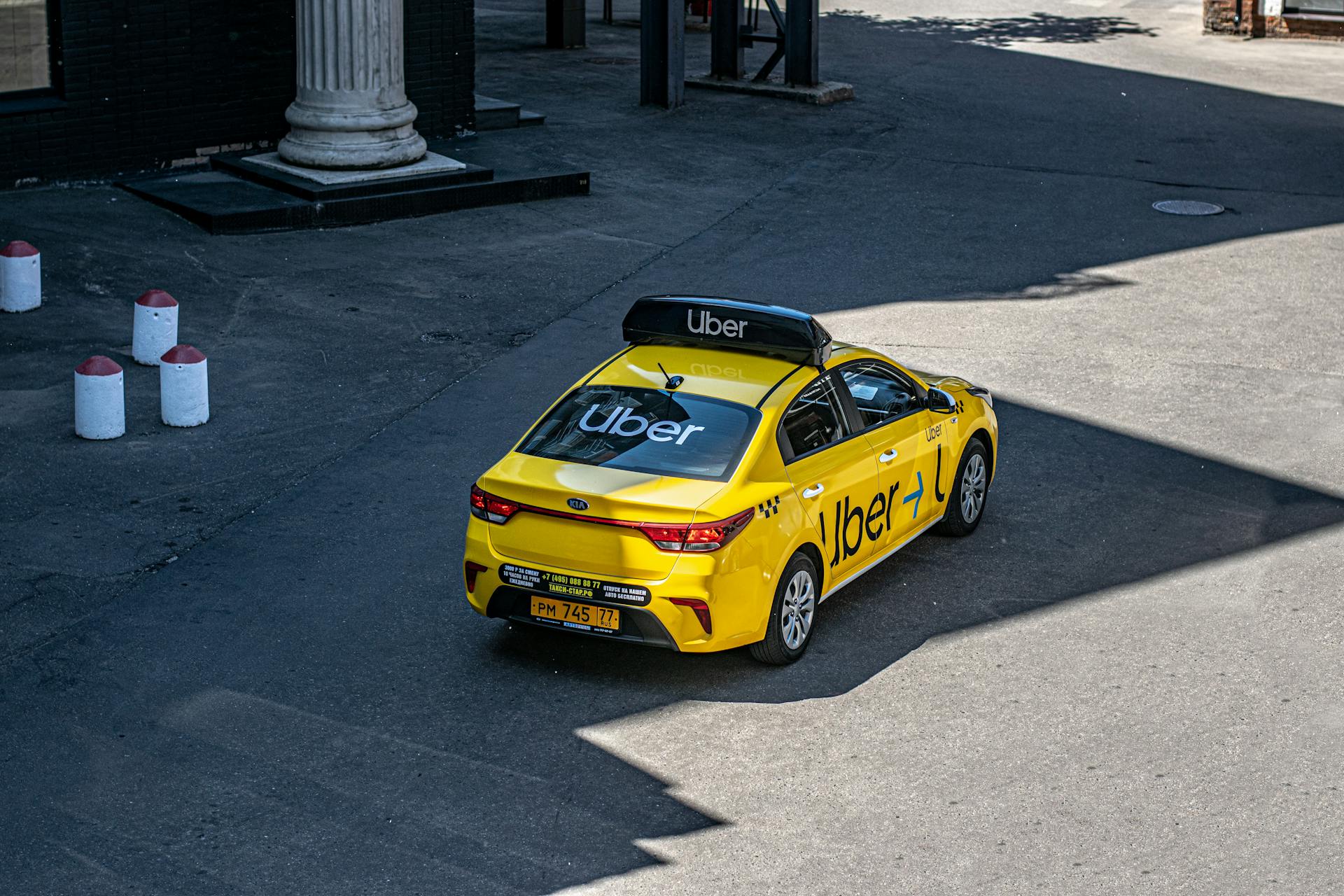 Une voiture Uber circulant dans une rue | Source : Pexels