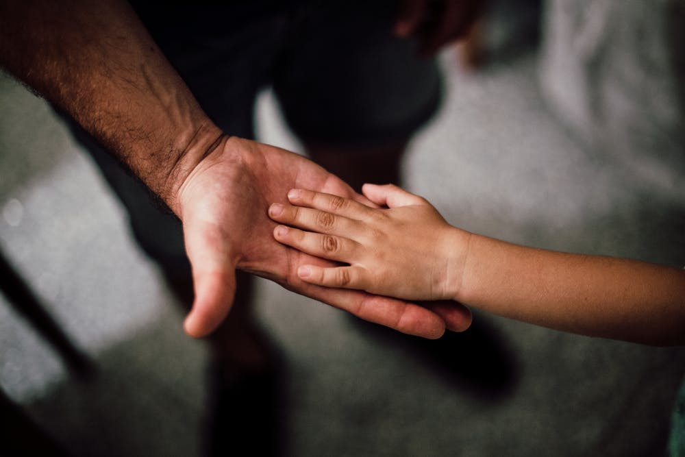 La main d'un enfant sur la paume de son père. l Source: Pexels