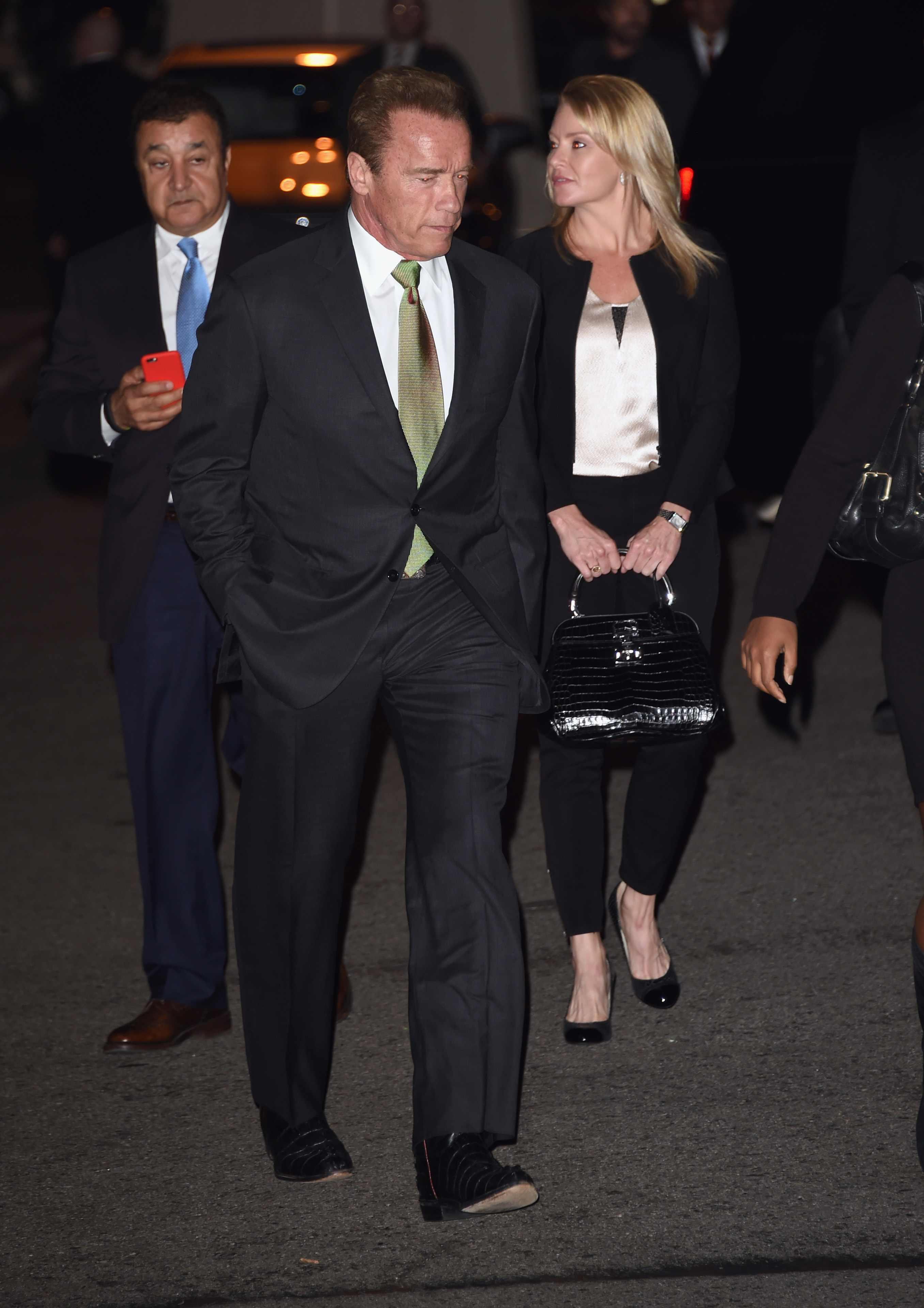 Arnold Schwarzenegger et Heather Milligan assistent à la 24e cérémonie annuelle des Environmental Media Awards, organisée par Toyota et Lexus aux studios Warner Bros., le 18 octobre 2014 à Burbank, en Californie | Source : Getty Images