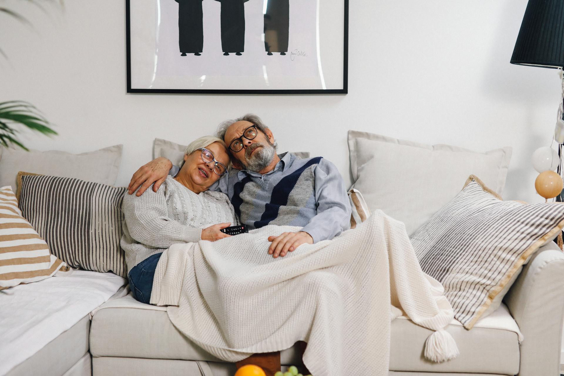 Un couple âgé qui se fait des câlins | Source : Pexels