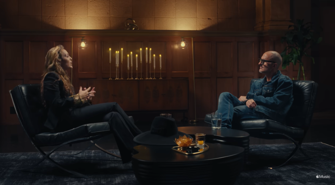 Miley Cyrus parle avec Zane Lowe dans une interview intime sur Apple Music, partageant le poids émotionnel derrière sa condition vocale | Source : YouTube/AppleMusic
