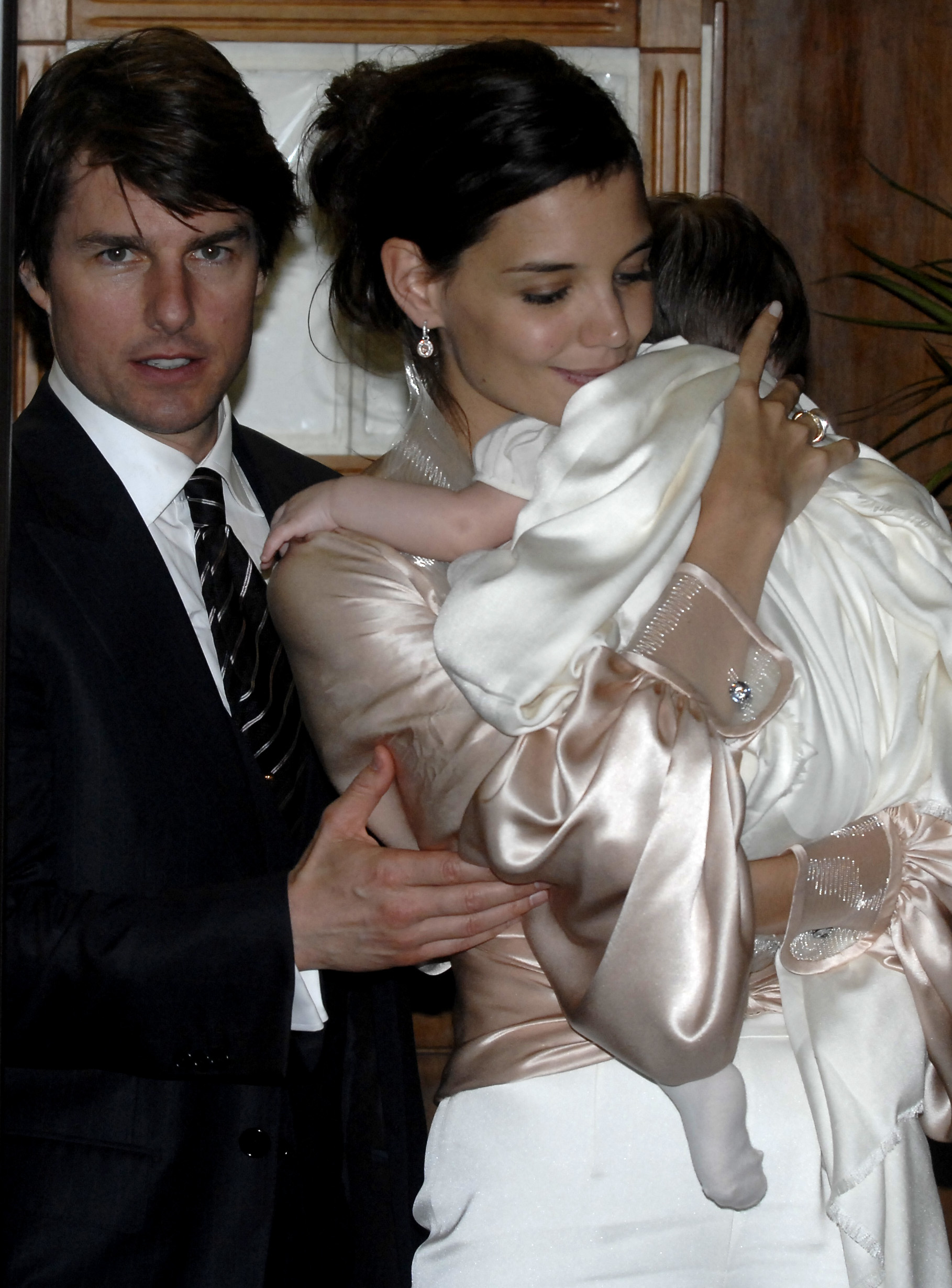 Katie Holmes, Tom Cruise et Suri Cruise au restaurant 'Nino' près de la place d'Espagne le 16 novembre 2006 à Rome, Italie. | Source : Getty Images