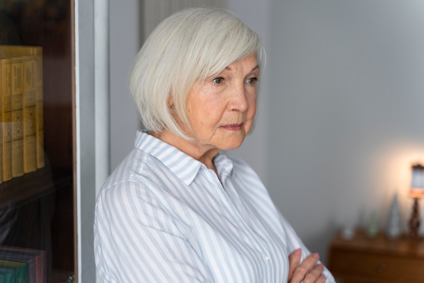 Une femme âgée autoritaire | Source : Freepik