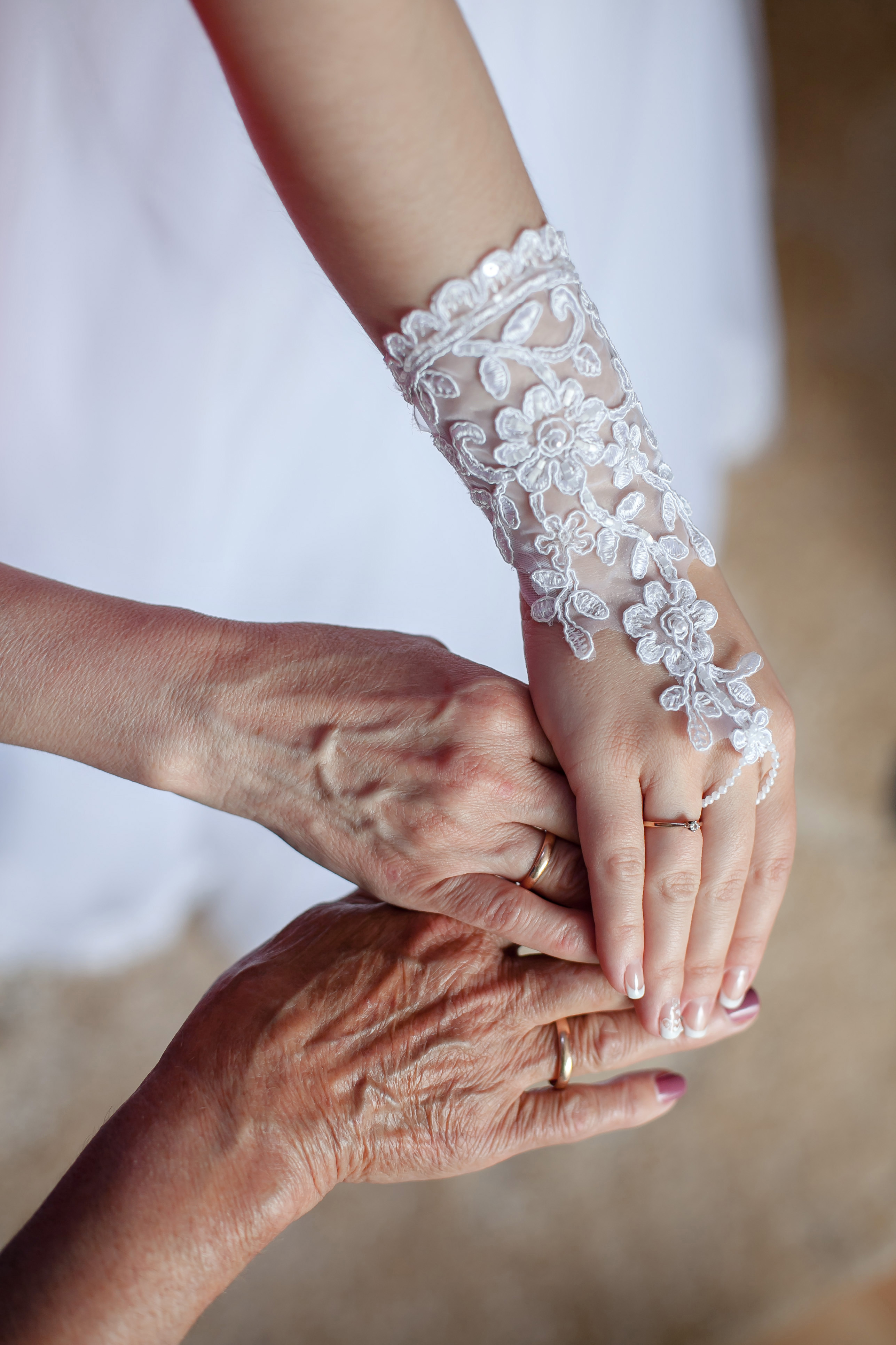 Trois mains se tenant l'une l'autre lors d'un mariage | Source : Shutterstock