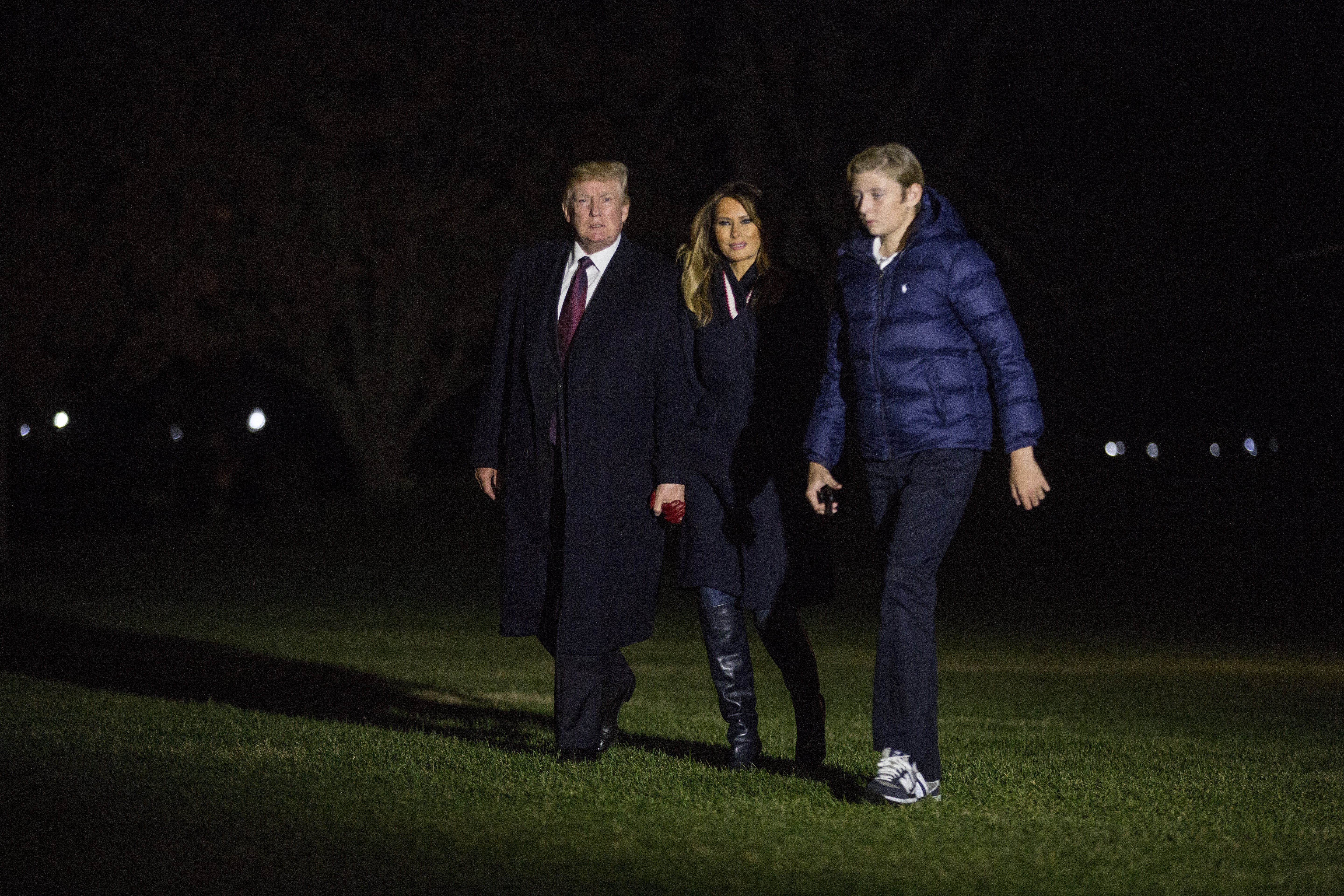 Le président Donald Trump, la première dame Melania Trump et son fils Barron Trump traversent la pelouse sud de la Maison Blanche le 25 novembre 2018 | Photo : GettyImages