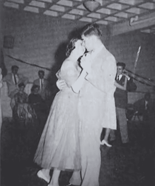 Annette Callahan et Bob Harvey dansant ensemble au lycée. │Source : youtube.com/WSLS 10