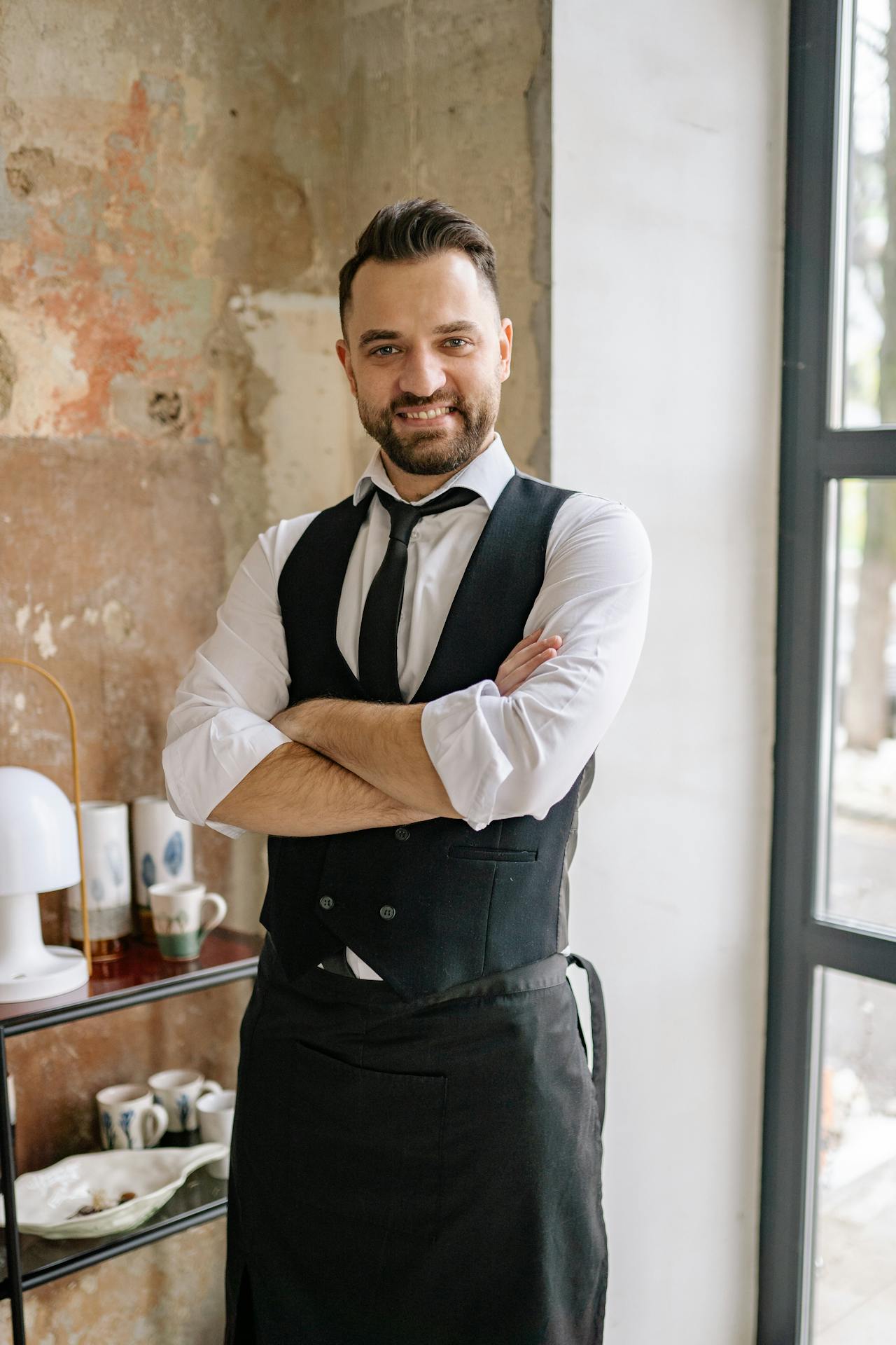 Un serveur souriant | Source : Pexels