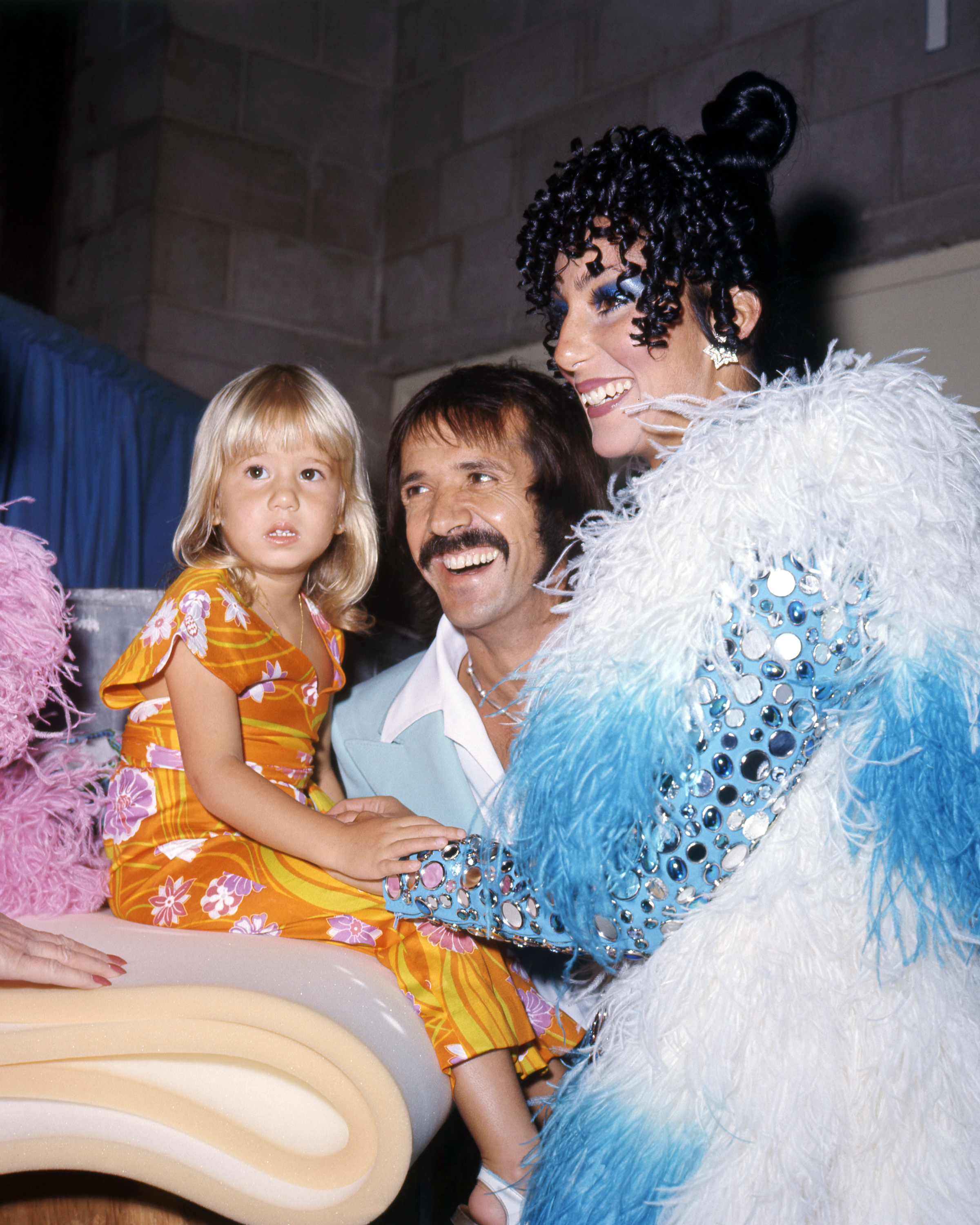 Sonny, Cher et Chastity Bono, vers 1973. | Source : Getty Images
