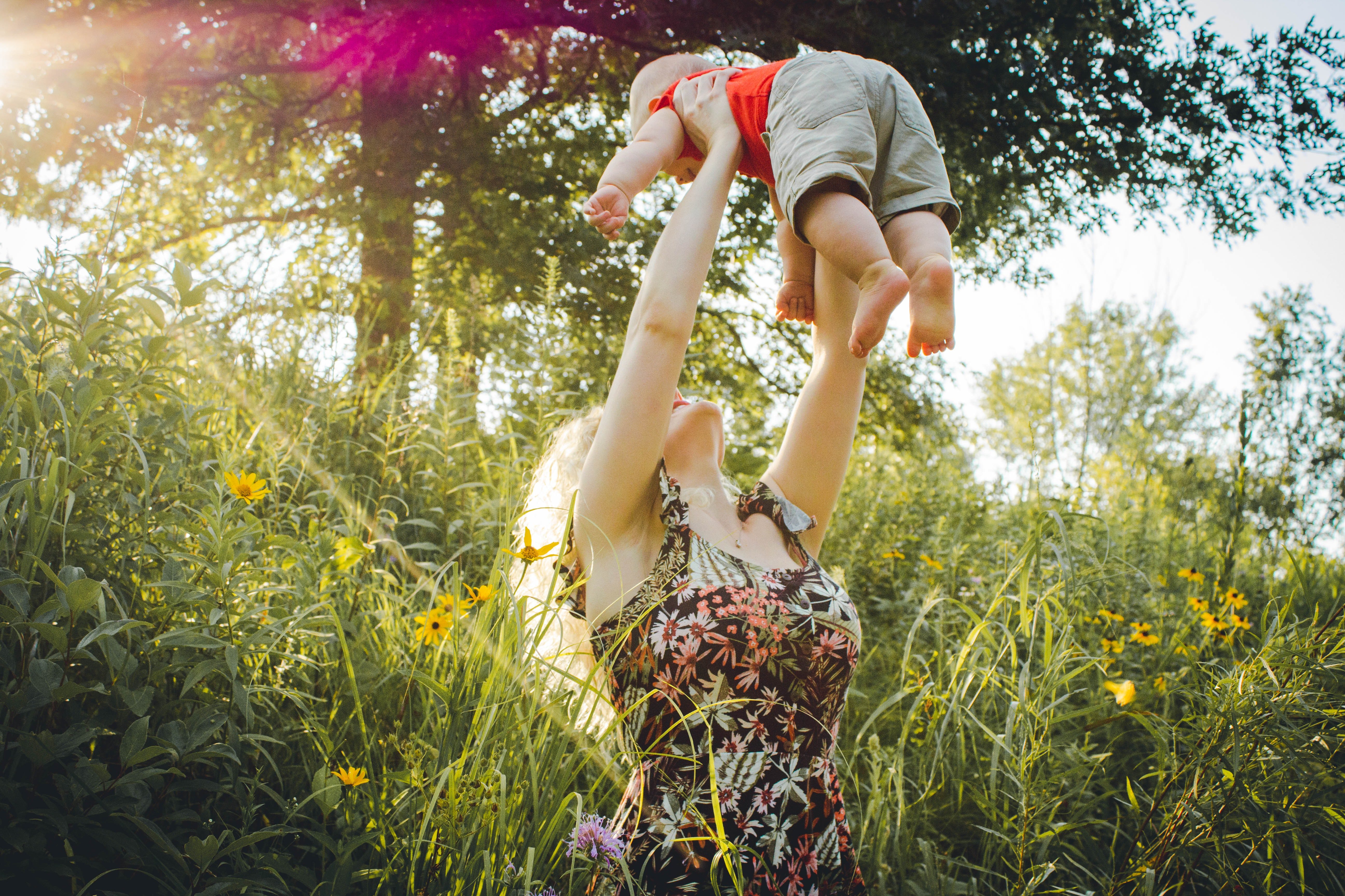 Une femme portant un bébé. | Photo : Pexels