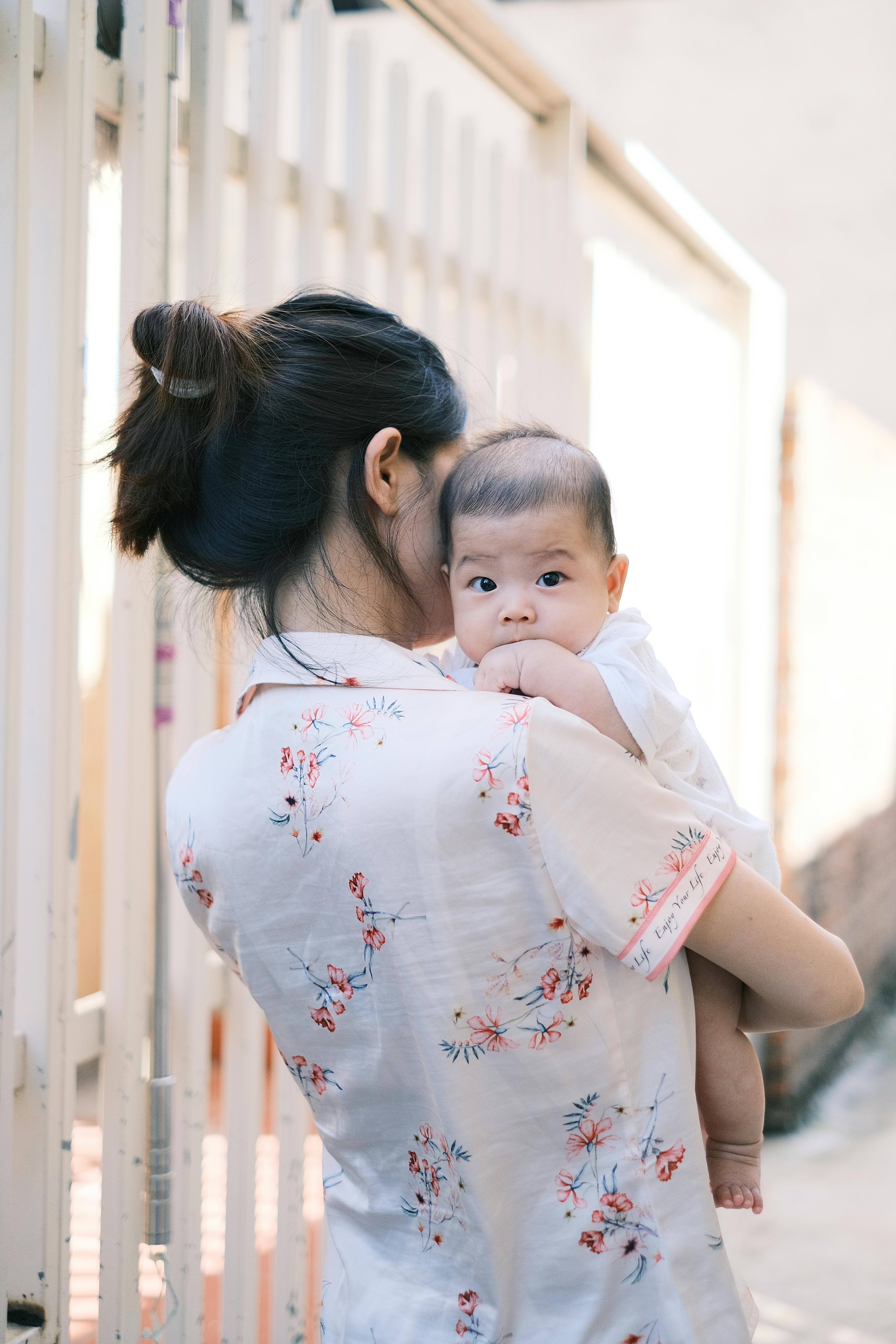 Femme tenant un bébé | Source : Pexels