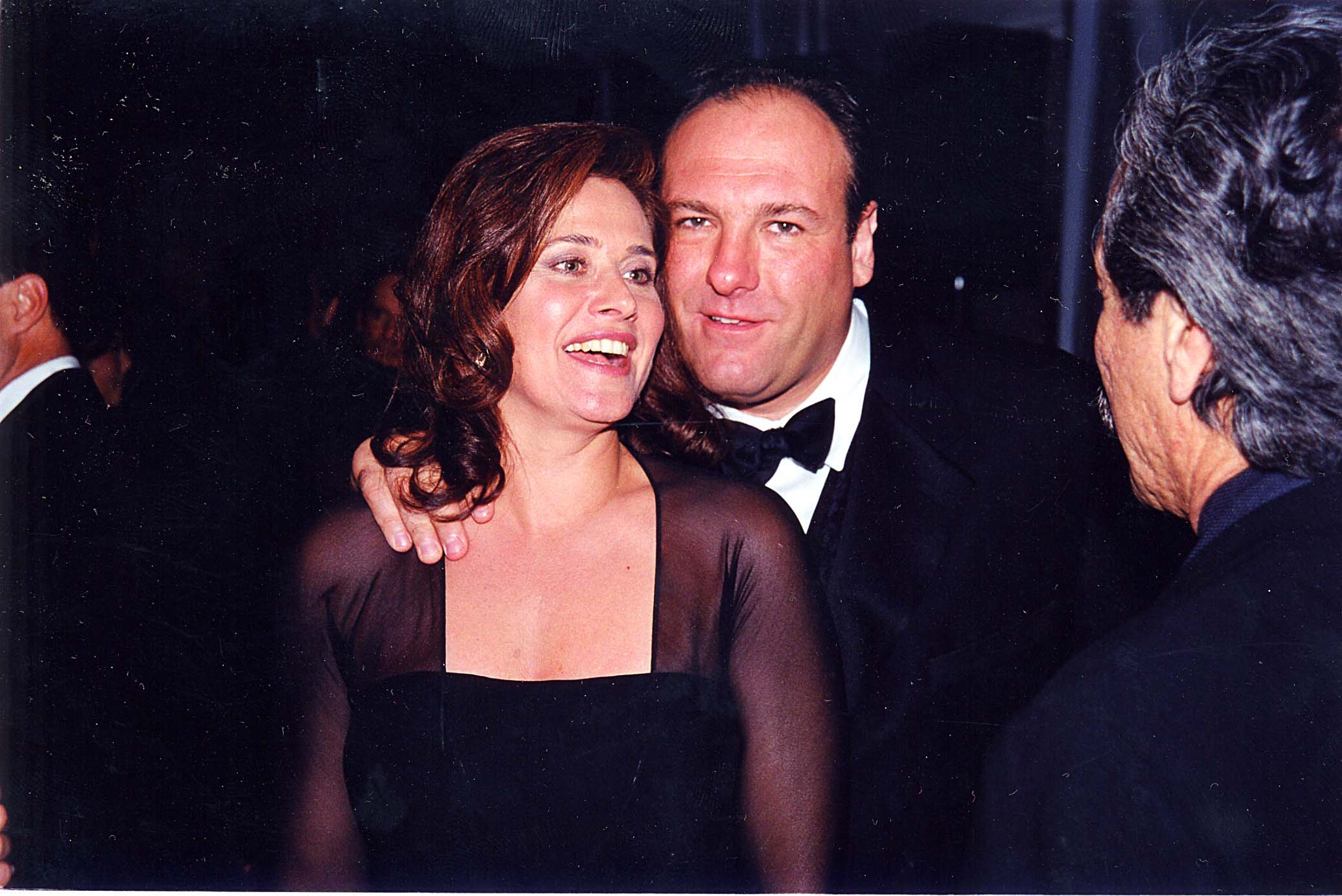 Lorraine Bracco et James Gandolfini ont apporté une énergie inoubliable à l'une des plus grandes soirées de la télévision. Sur cette photo, on les voit assister à la cérémonie annuelle des Primetime Emmy Awards au Shrine Auditorium, le 9 septembre 1999, à Los Angeles, en Californie. | Source : Getty Images