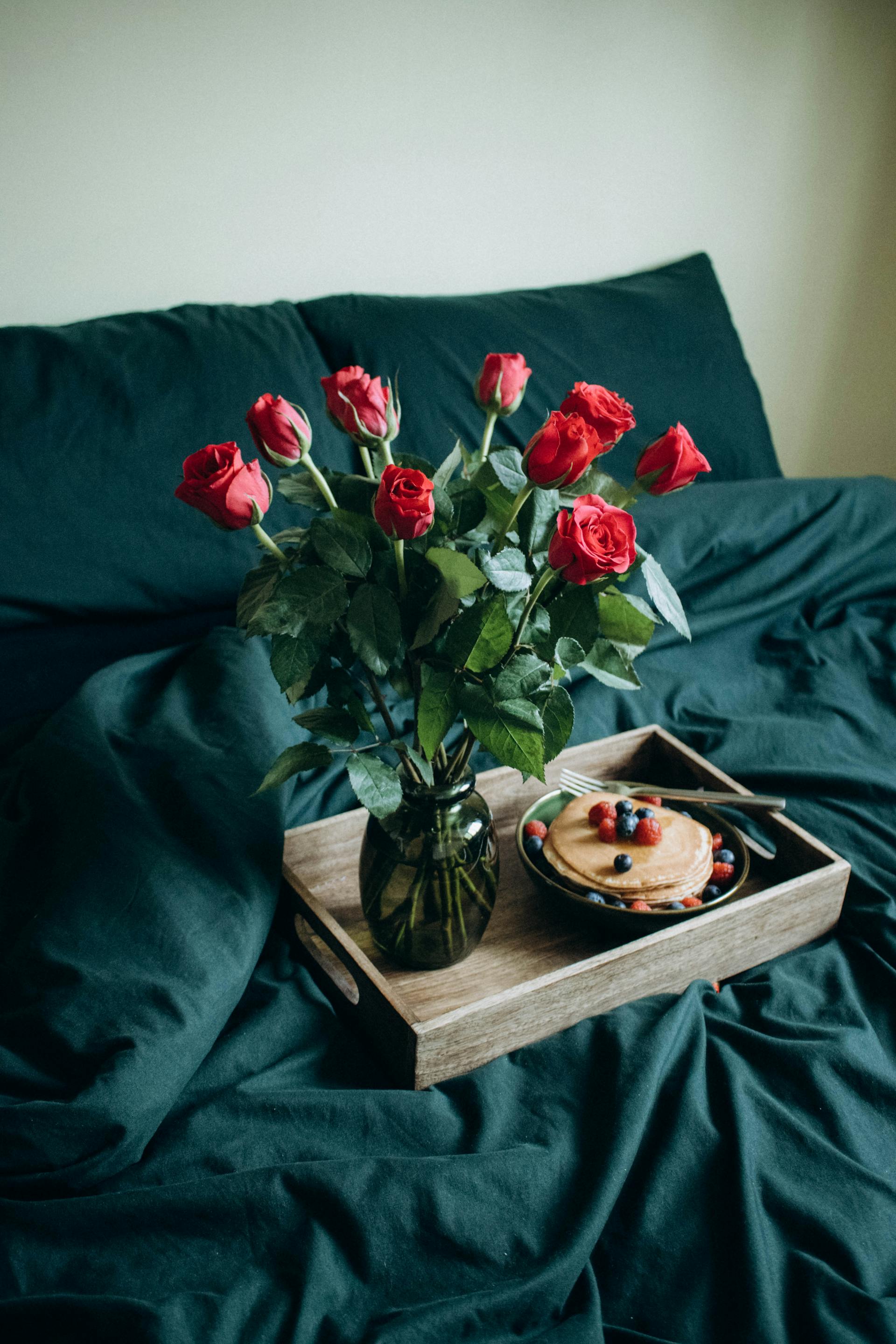 Un plateau de petit-déjeuner avec un vase de fleurs | Source : Pexels