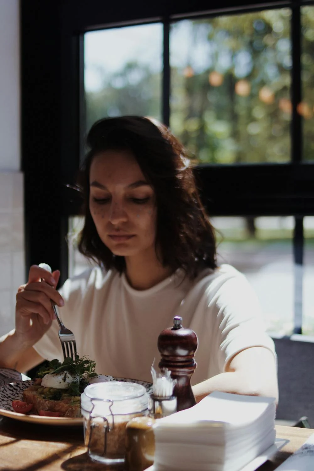 Une femme sérieuse dans un restaurant | Source : Pexels