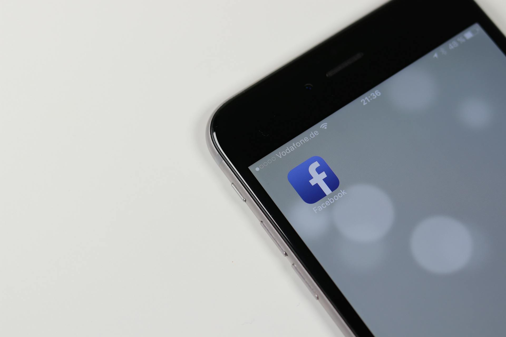 Un raccourci Facebook sur l'écran d'un téléphone | Source : Pexels