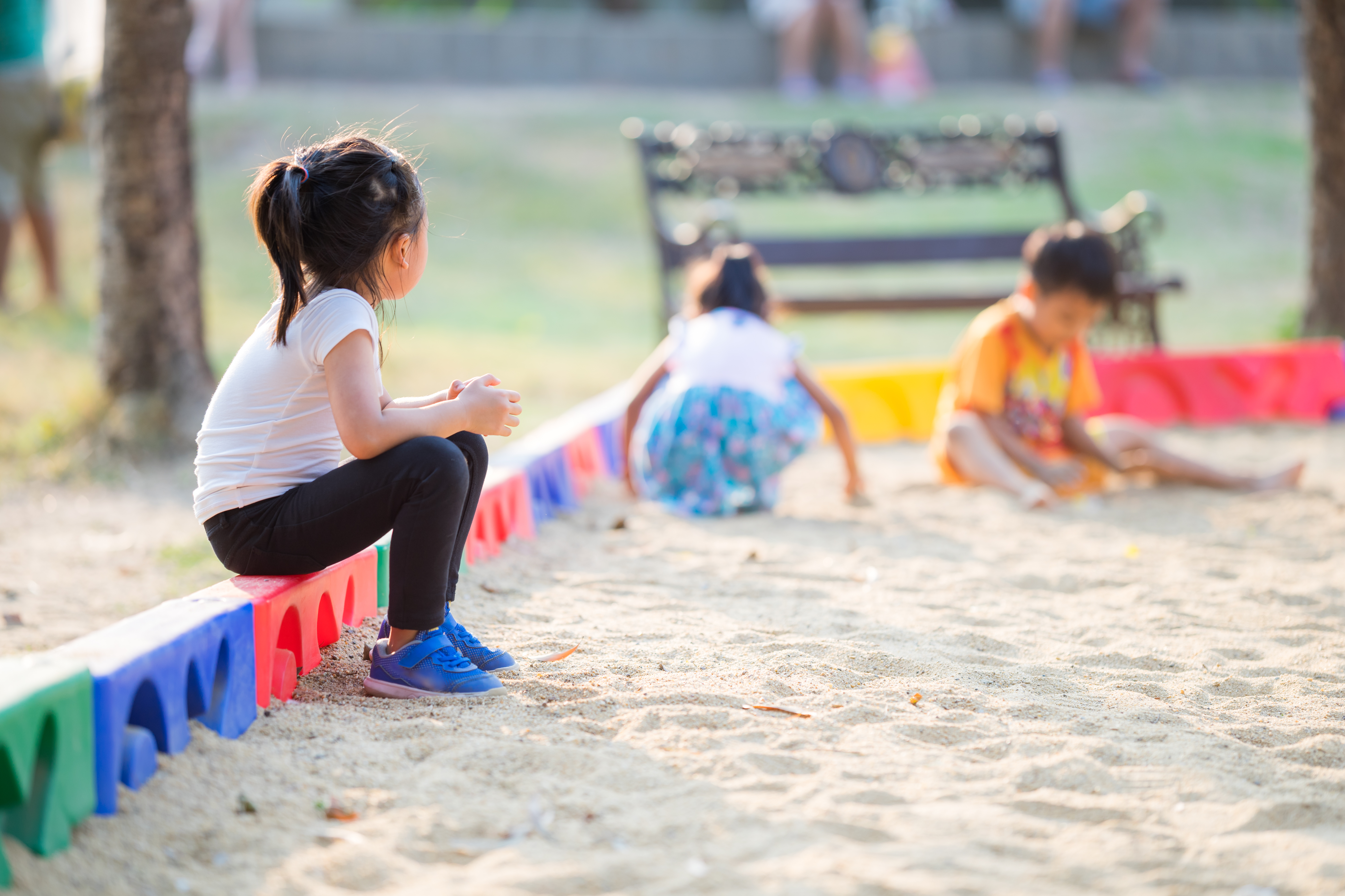 Des enfants seuls sur le terrain de jeu | Source : Shutterstock