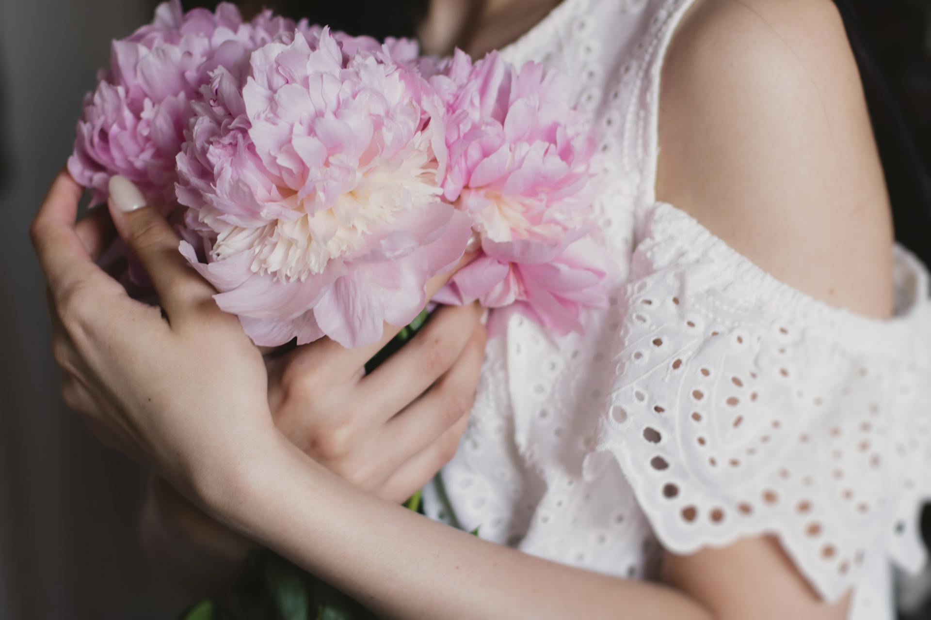 Une femme tenant un bouquet | Source : Pexels
