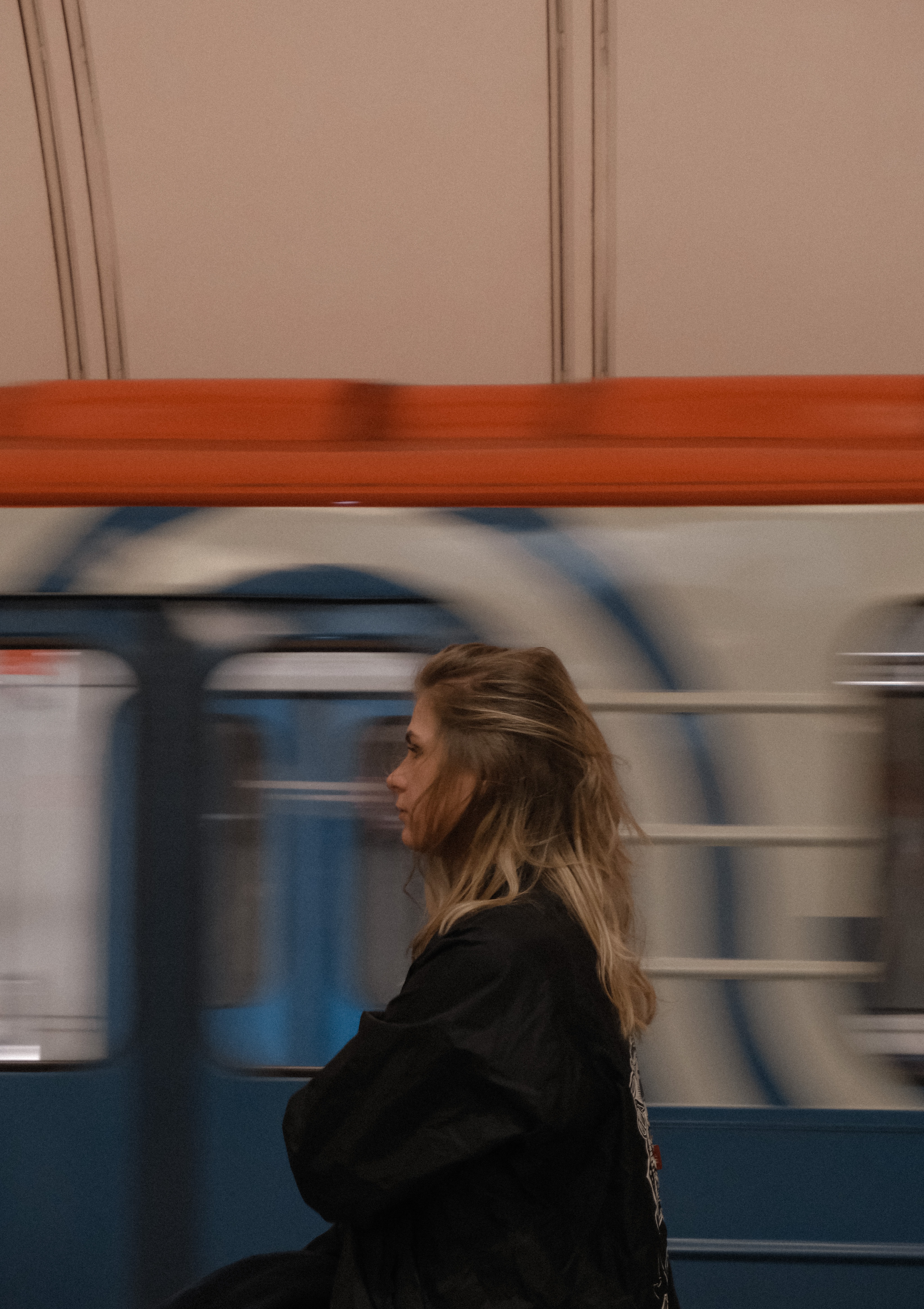 Une femme debout à une station de métro | Source : Pexels