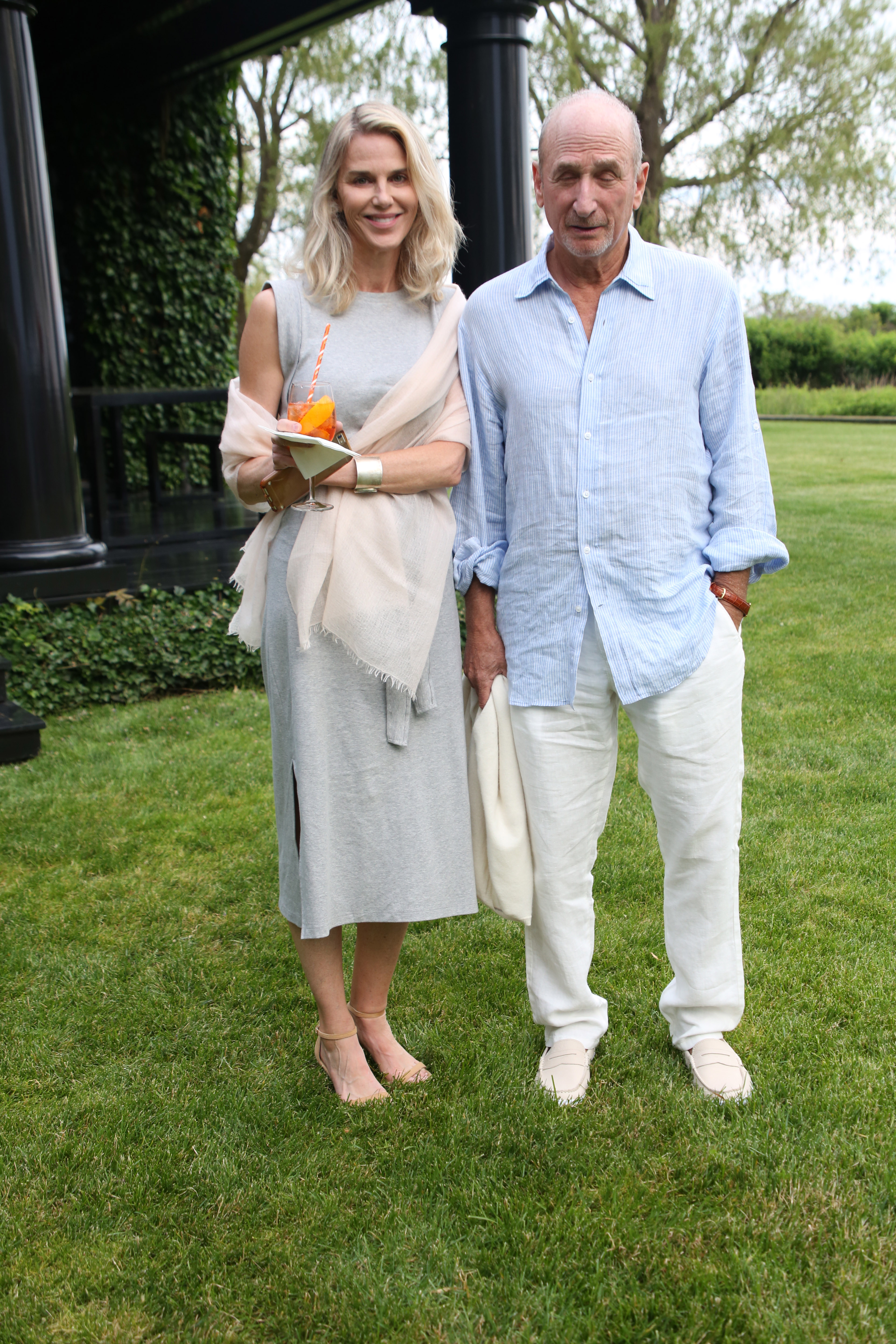 Kristin Kehrberg et Dick Tarlow lors de l'événement Midsummer Night Drinks au profit de God's Love We Deliver, le 9 juin 2018, à Watermill, New York | Source : Getty Images