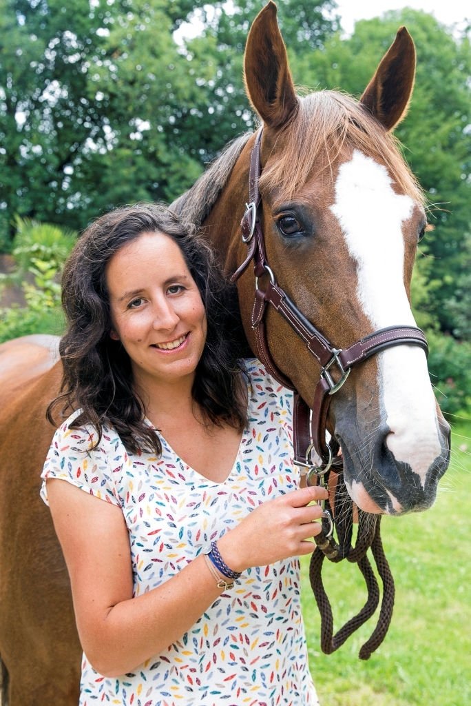 AUFFARGIS, FRANCE - 13 MAI : la fille de l'acteur Jean Rochefort, Louise Rochefort est photographiée pour Paris Match avec son cheval Nashville III à Auffargis le 13 mai 2018. | Photo : Getty Images