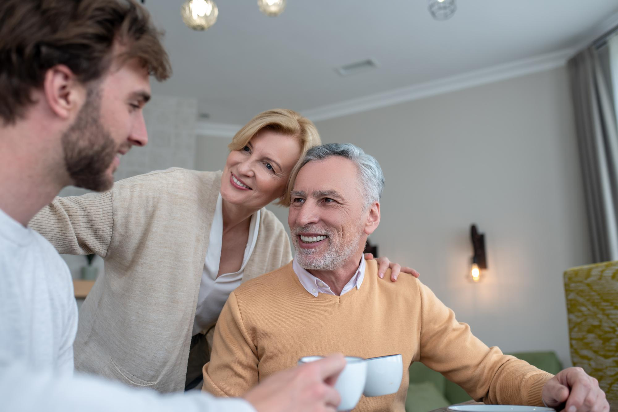 Un homme qui parle à ses parents | Source : Freepik