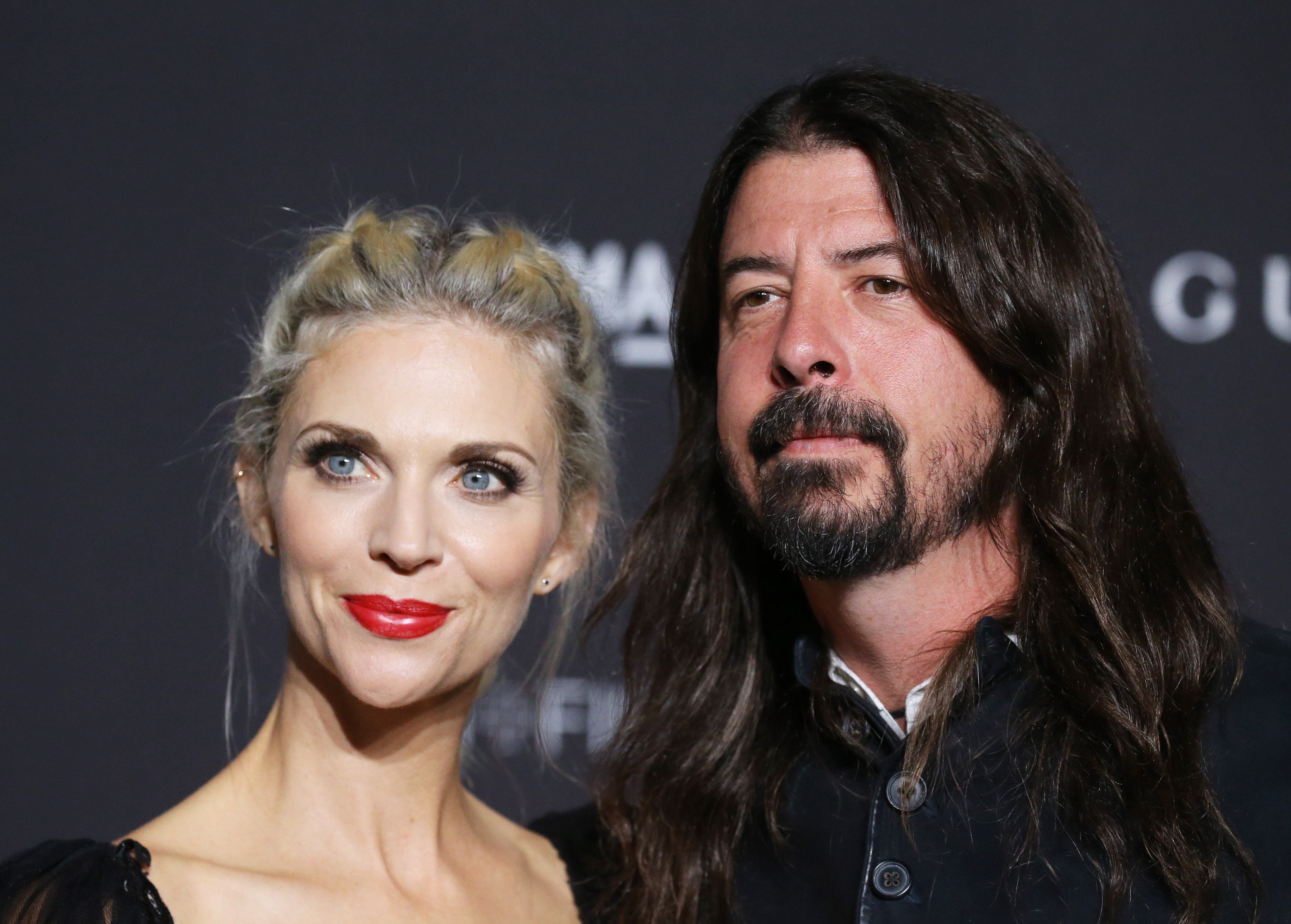 Jordyn Blum et Dave Grohl assistent au gala 2018 de LACMA Art + Film qui s'est tenu à LACMA le 03 novembre 2018, à Los Angeles, en Californie. | Source : Getty Images