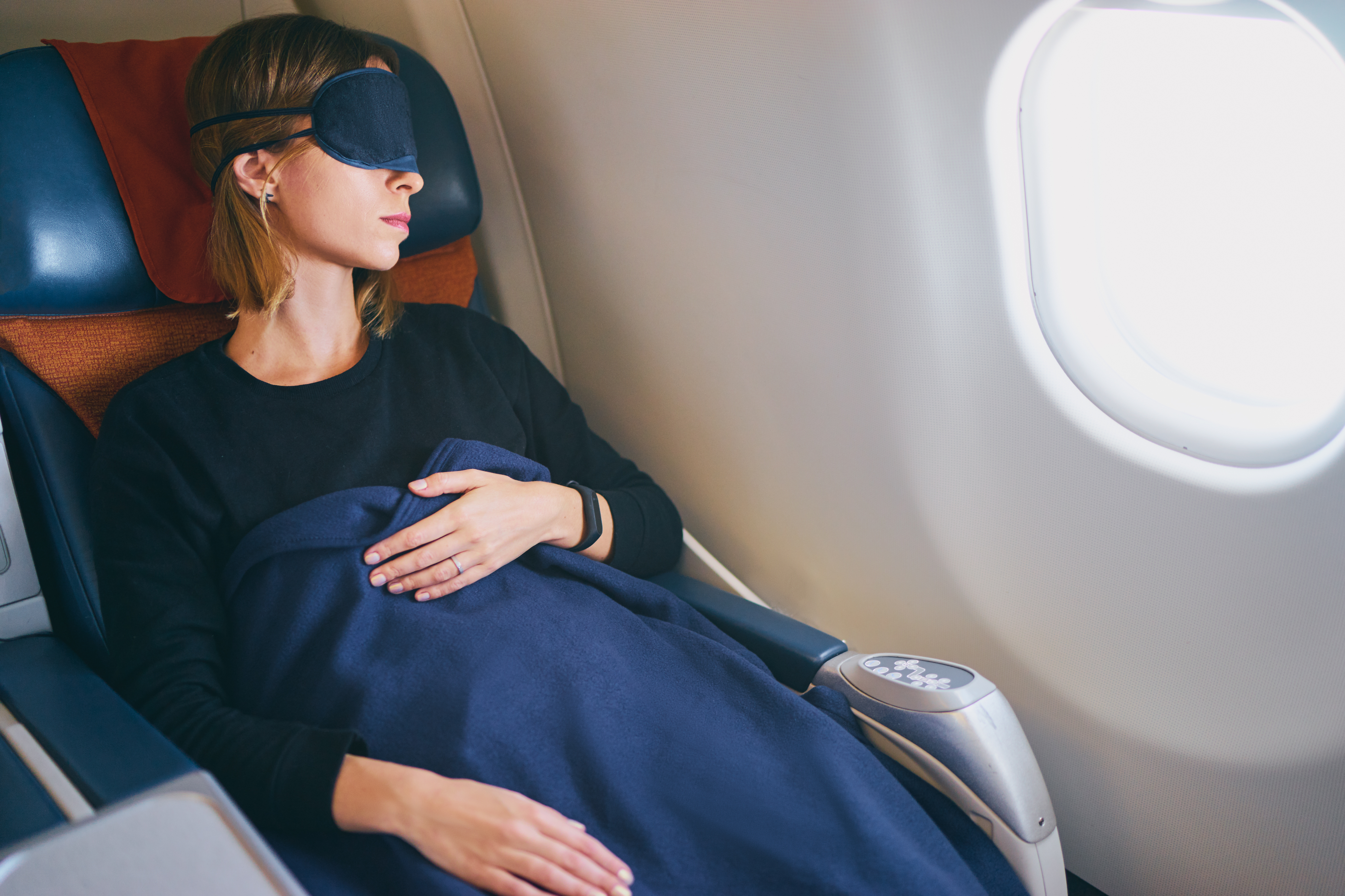Une passagère endormie dans un avion | Source : Shutterstock