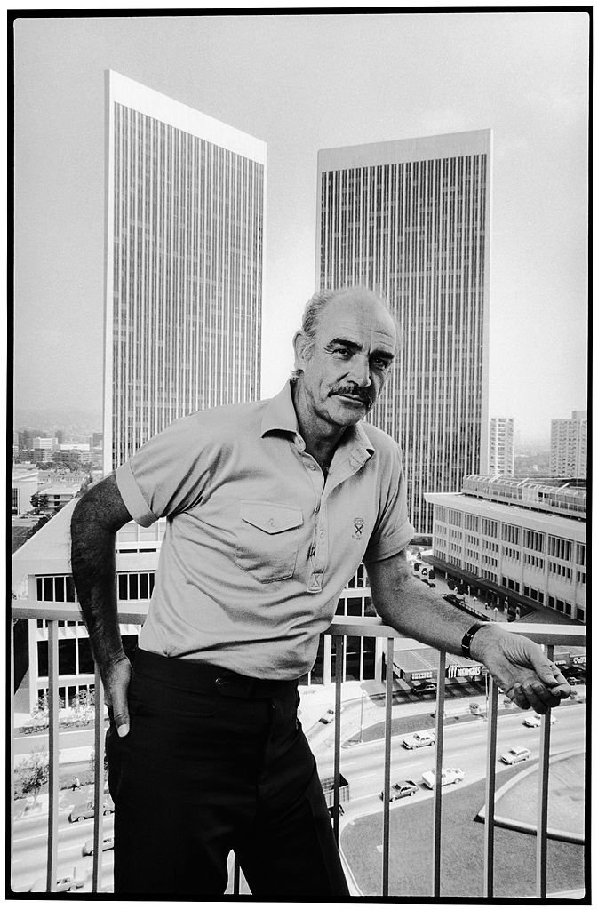 Sean Connery prenant la pose en 1986. l Source : Getty Images