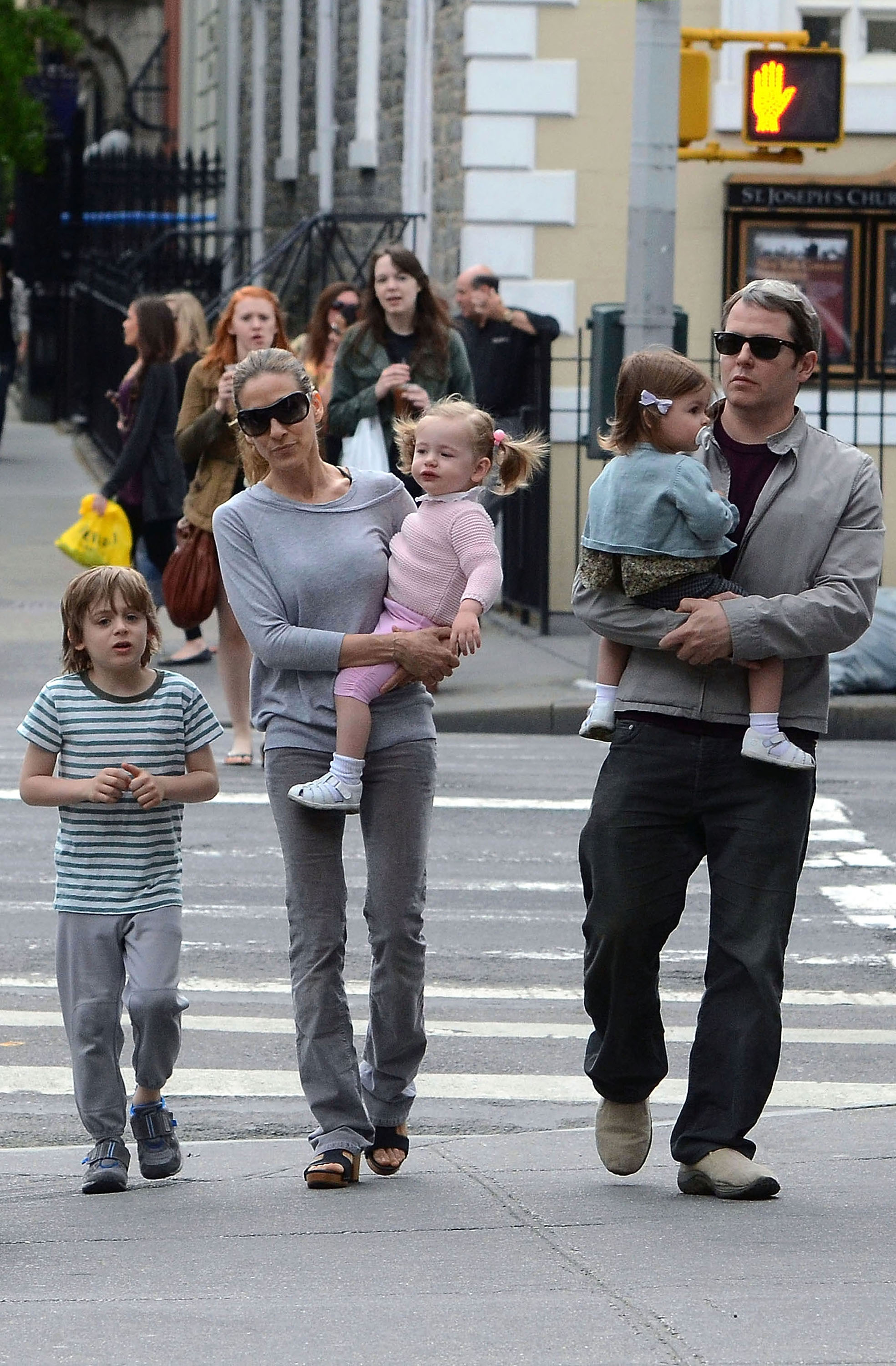 Sarah Jessica Parker, Matthew Broderick et leurs enfants Marion, Tabitha et James photographiés le 7 mai 2011 à New York City | Source : Getty Images