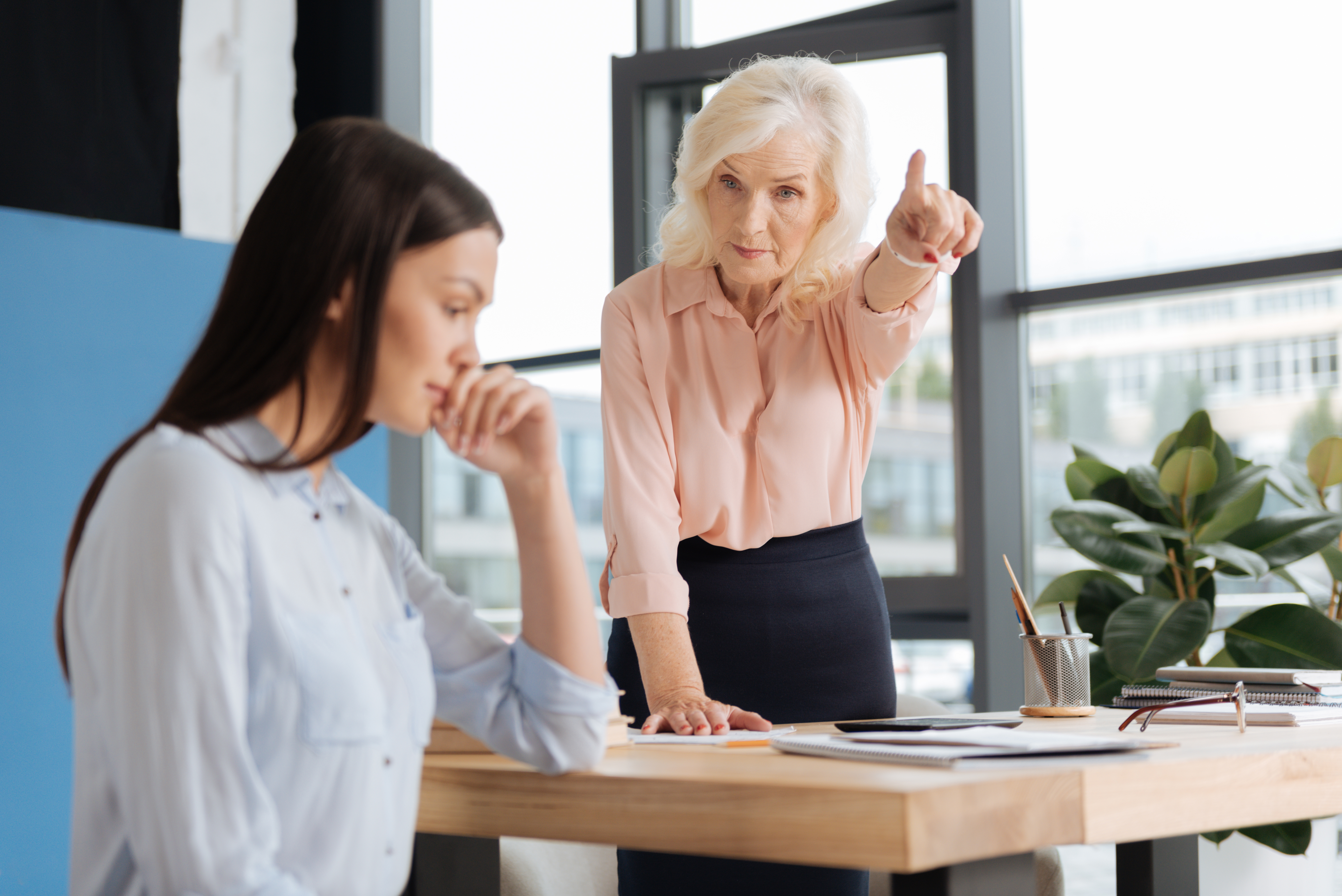 Une femme réprimandant une autre femme | Source : Shutterstock