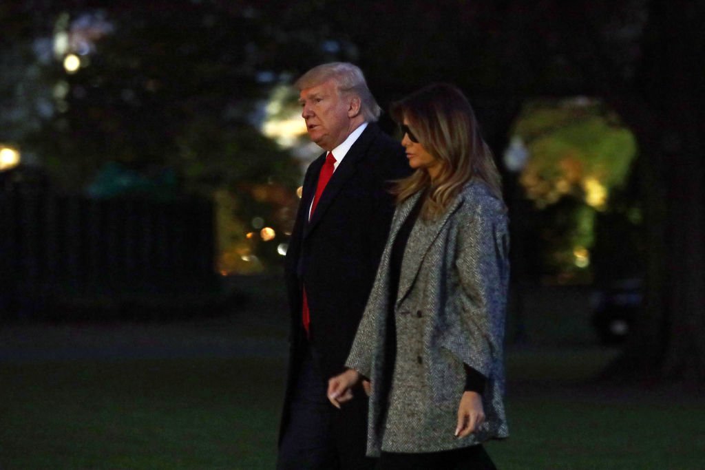Le président Donald Trump et la première dame Melania Trump marchent sur la pelouse sud après leur retour à la Maison Blanche | Photo: Getty Images
