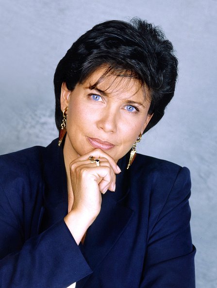 La journaliste Anne Sinclair pose lors d'une séance de portrait à Paris, France, le 29/06/1993. | Photo : Getty Images