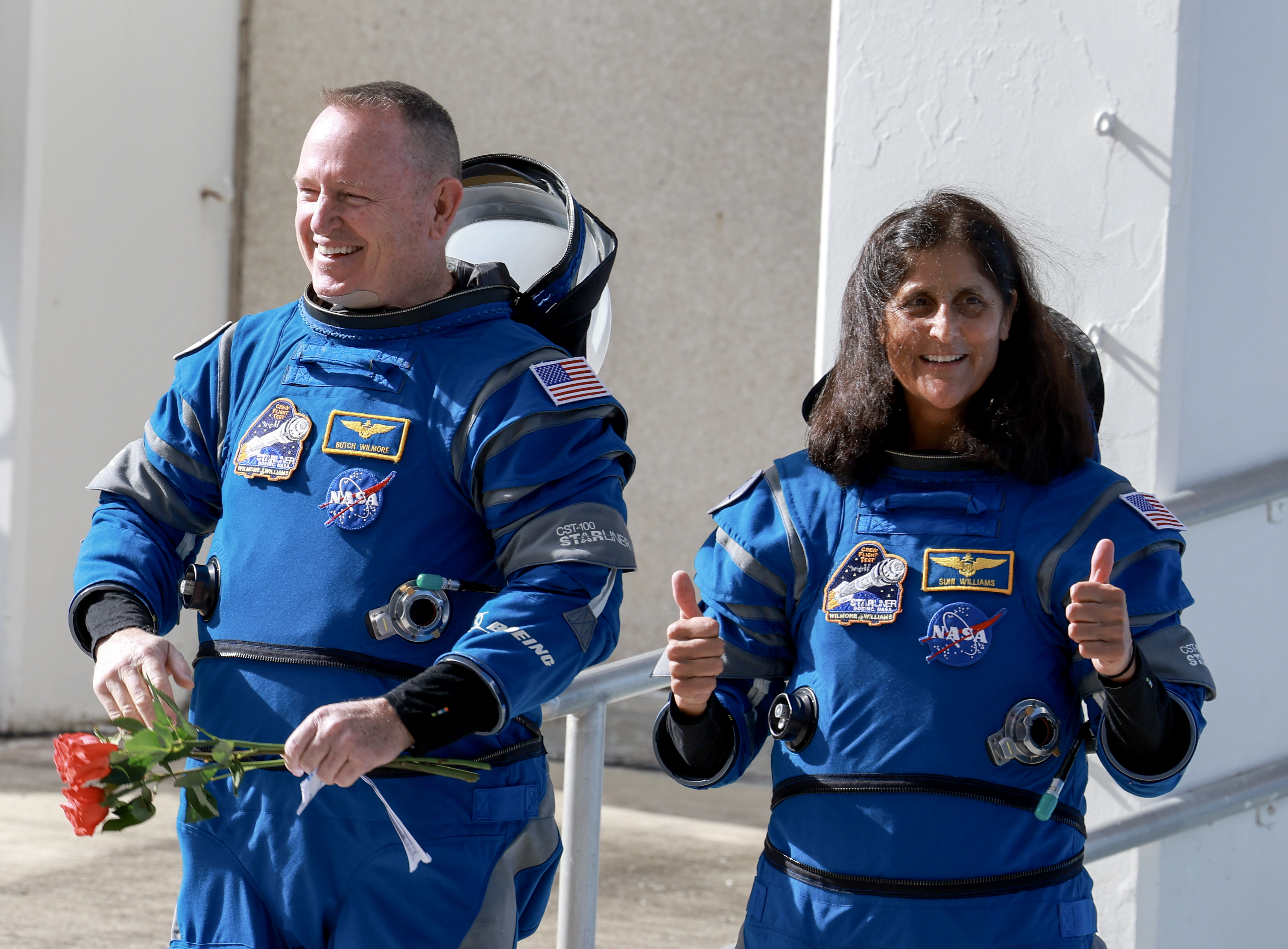 Barry Wilmore et la pilote Sunita Williams sortant du bâtiment des opérations et des vérifications, le 5 juin 2024, à Cap Canaveral, en Floride. | Source : Getty Images