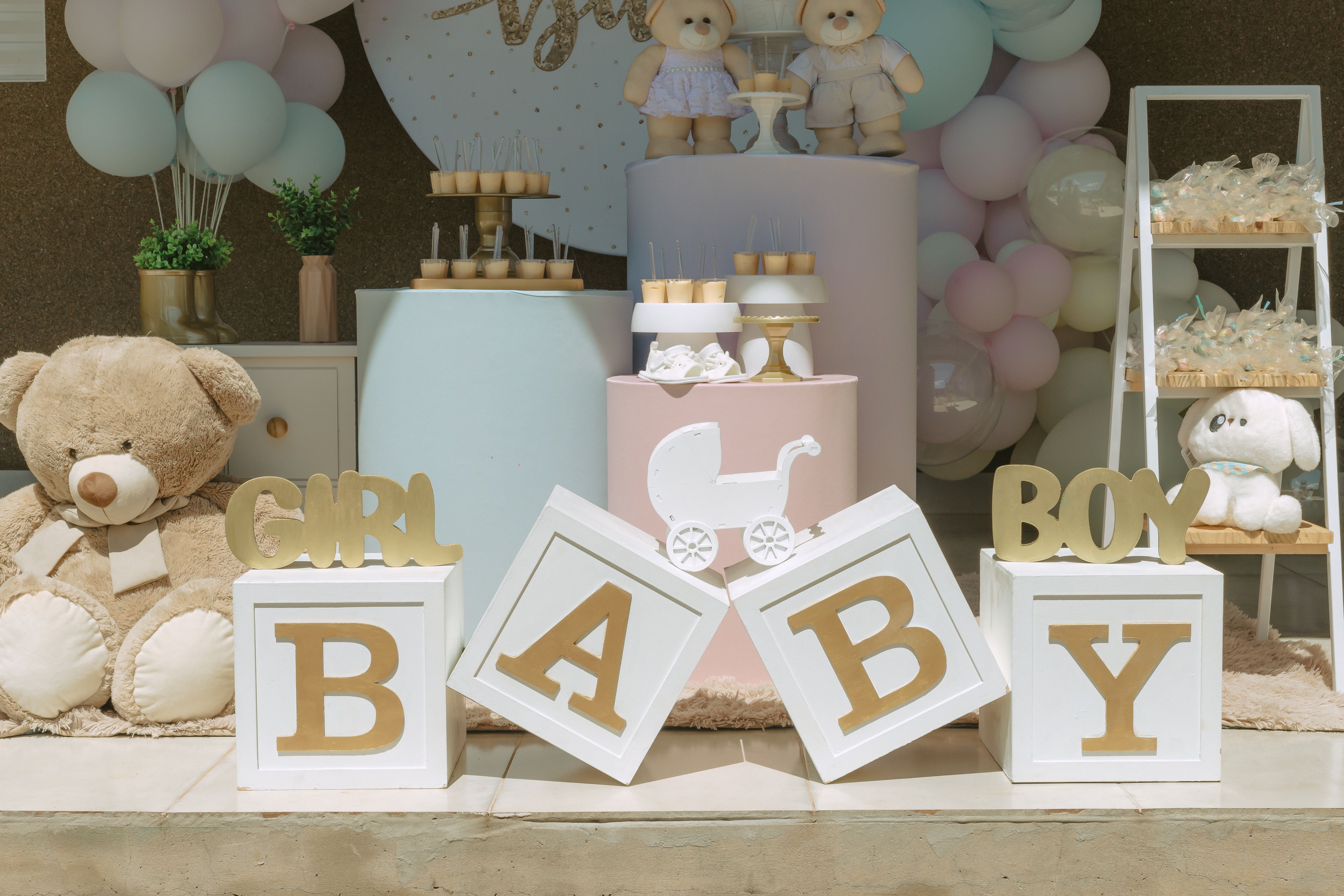 Une déco de fête prénatale avec des couleurs pastel et des oursons en peluche | Source : Pexels