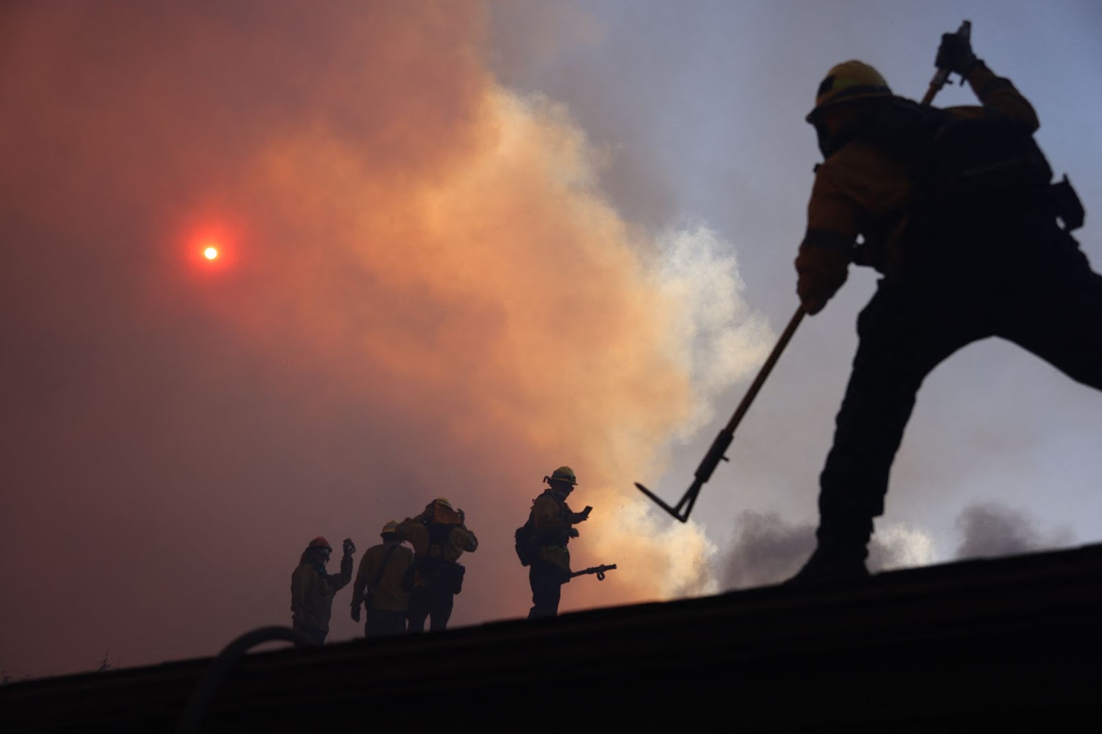 Pompiers travaillant à éteindre l'incendie de Palisades à Los Angeles, en Californie, le 7 janvier 2025. | Source : Getty Images