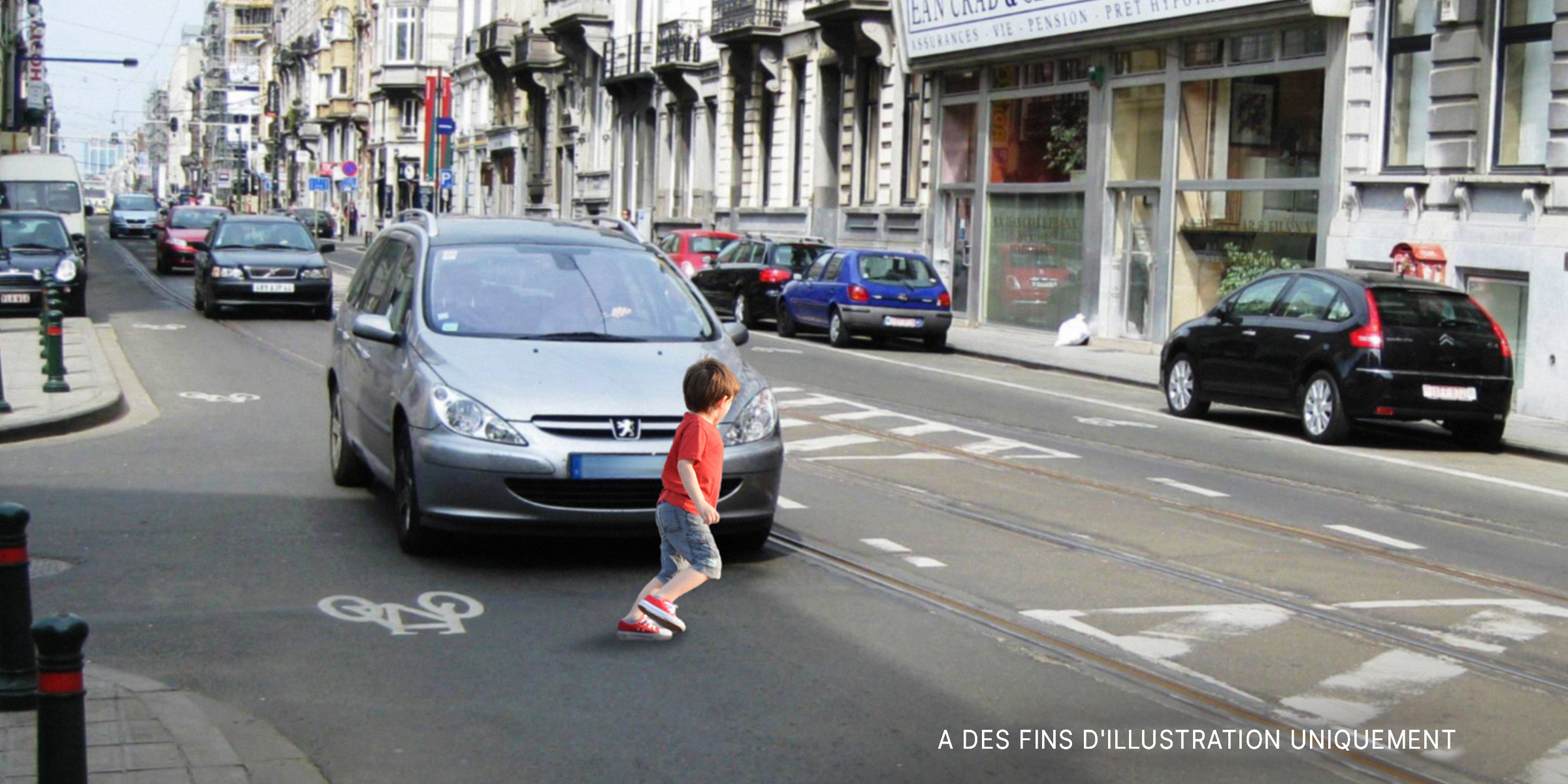 Un jeune garçon devant une voiture sur la route | Source : Shutterstock, Flickr / andynash (CC BY-SA 2.0)