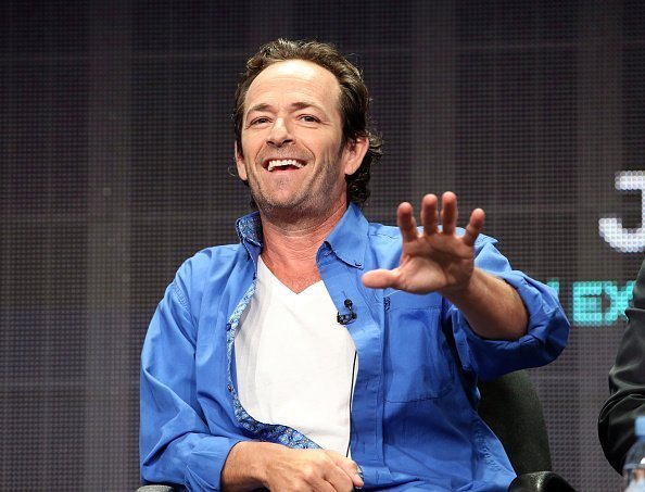 Luke Perry prend la parole sur scène lors de la table ronde " Welcome Home " dans le cadre du volet UP Entertainment de la tournée TCA d'été 2015 à Beverly Hills, en Californie. | Photo : Getty Images